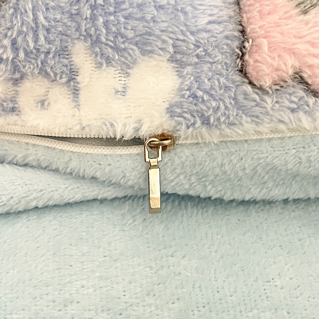 91家纺网 家纺一手货源 找家纺 川悦生活2025新款立体雪花绒印花大床四件套系列二场景二 小喵甜心