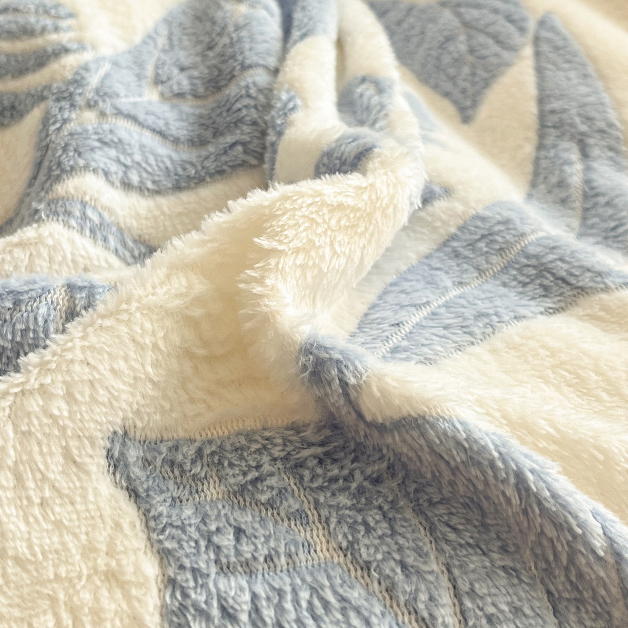 91家纺网 家纺一手货源 找家纺 川悦生活2025新款立体雪花绒印花大床四件套系列二场景二 月桂-蓝