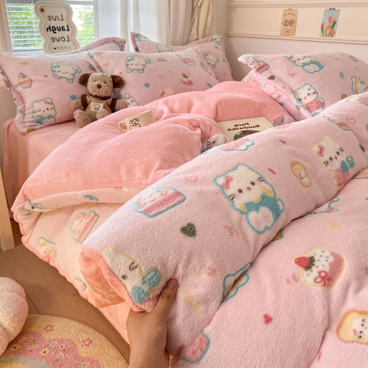 91家纺网 家纺一手货源 找家纺 川悦生活2025新款立体雪花绒印花大床四件套系列二场景二 甜心喵喵