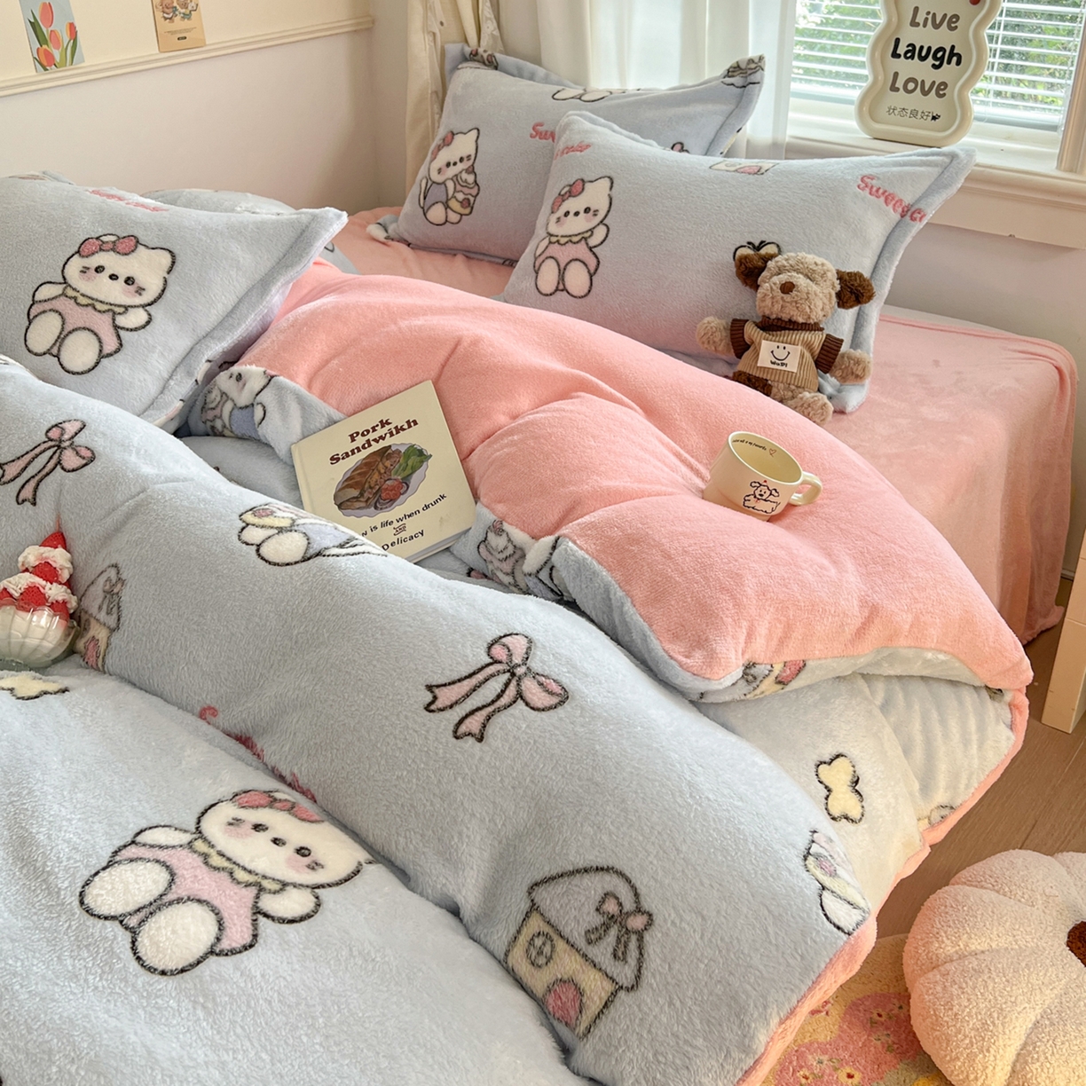 91家纺网 家纺一手货源 找家纺 川悦生活2025新款立体雪花绒印花大床四件套系列二场景二 幸运小咪