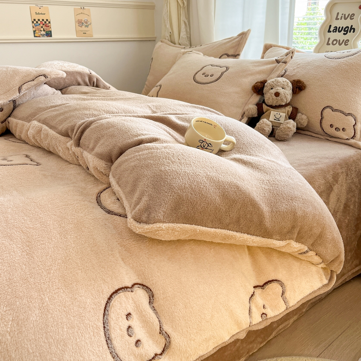 91家纺网 家纺一手货源 找家纺 川悦生活2025新款立体雪花绒印花大床四件套系列二场景二 曲奇小熊