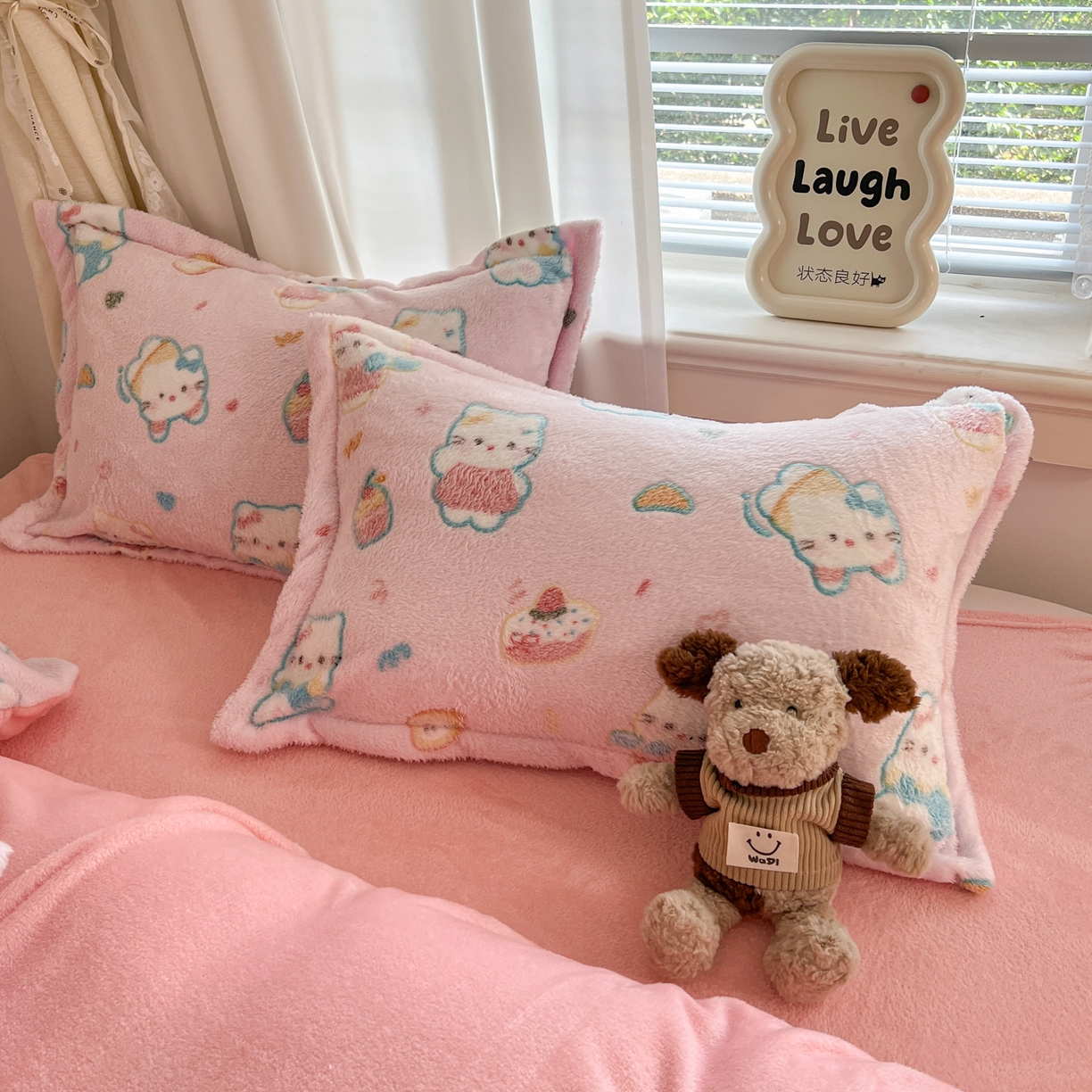 91家纺网 家纺一手货源 找家纺 川悦生活2025新款立体雪花绒印花大床四件套系列二场景二 甜心喵喵