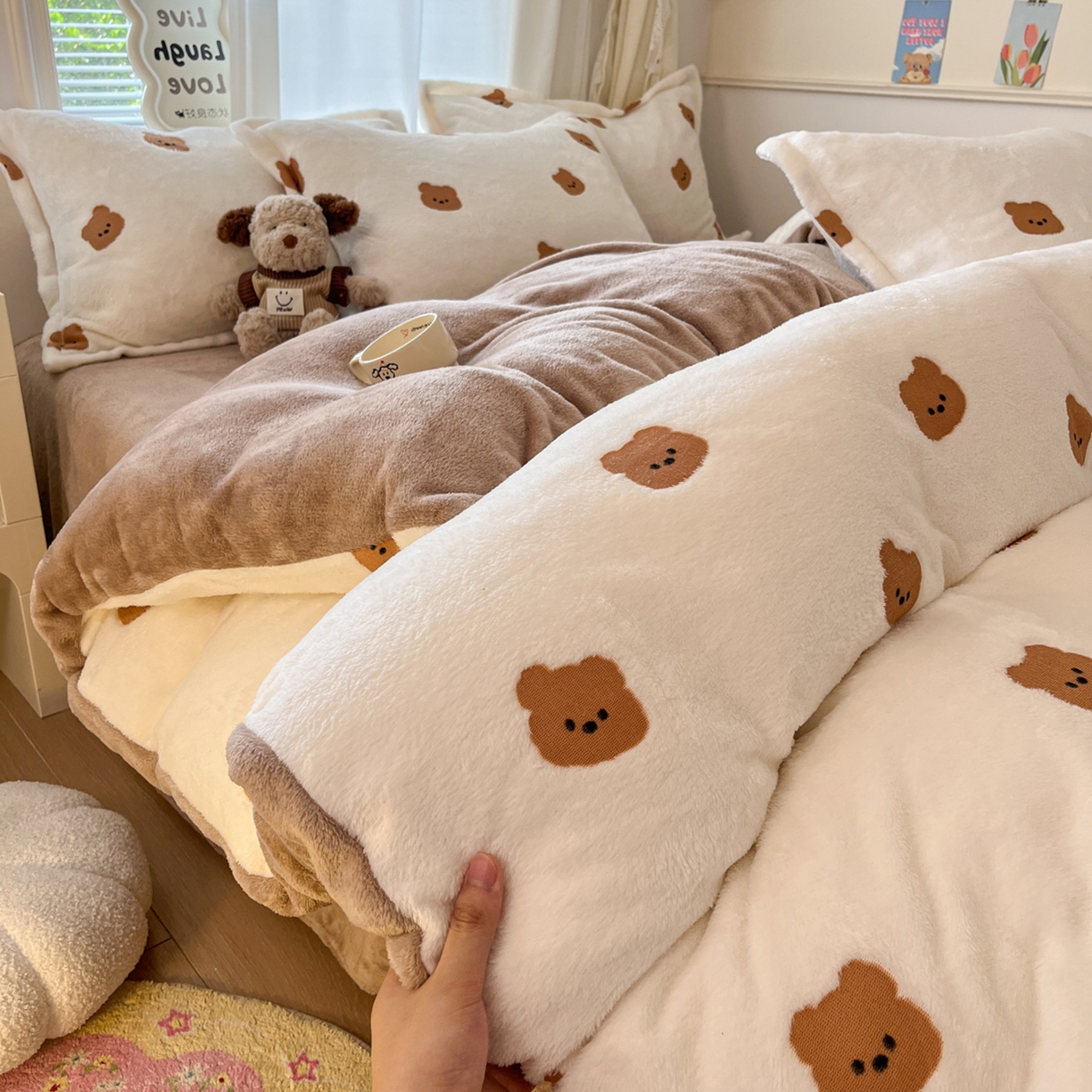 91家纺网 家纺一手货源 找家纺 川悦生活2025新款立体雪花绒印花大床四件套系列二场景二 豆奶小熊