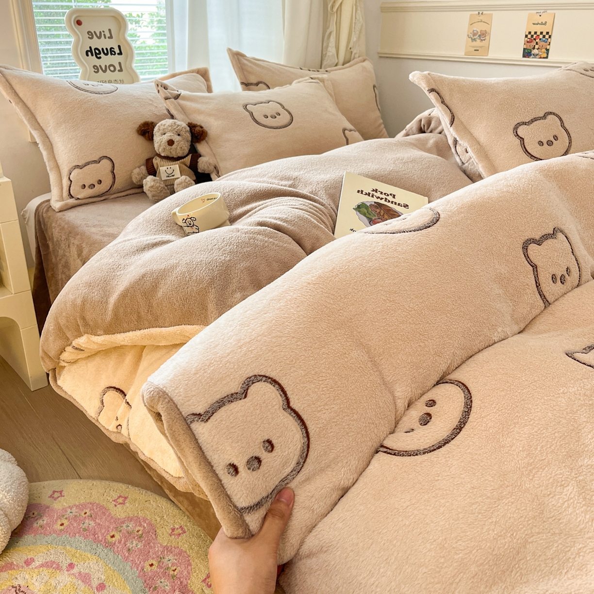 91家纺网 家纺一手货源 找家纺 川悦生活2025新款立体雪花绒印花大床四件套系列二场景二 曲奇小熊