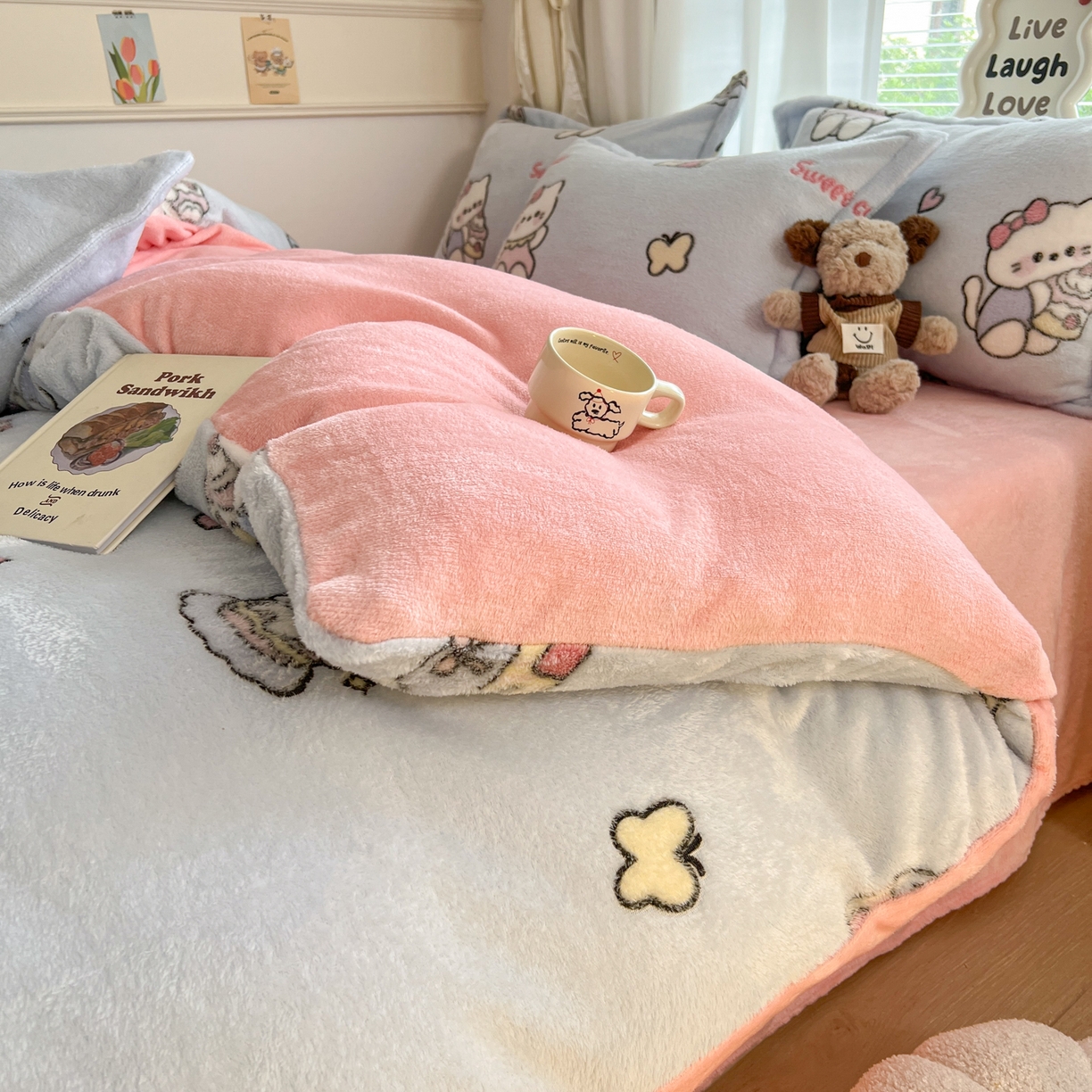 91家纺网 家纺一手货源 找家纺 川悦生活2025新款立体雪花绒印花大床四件套系列二场景二 幸运小咪