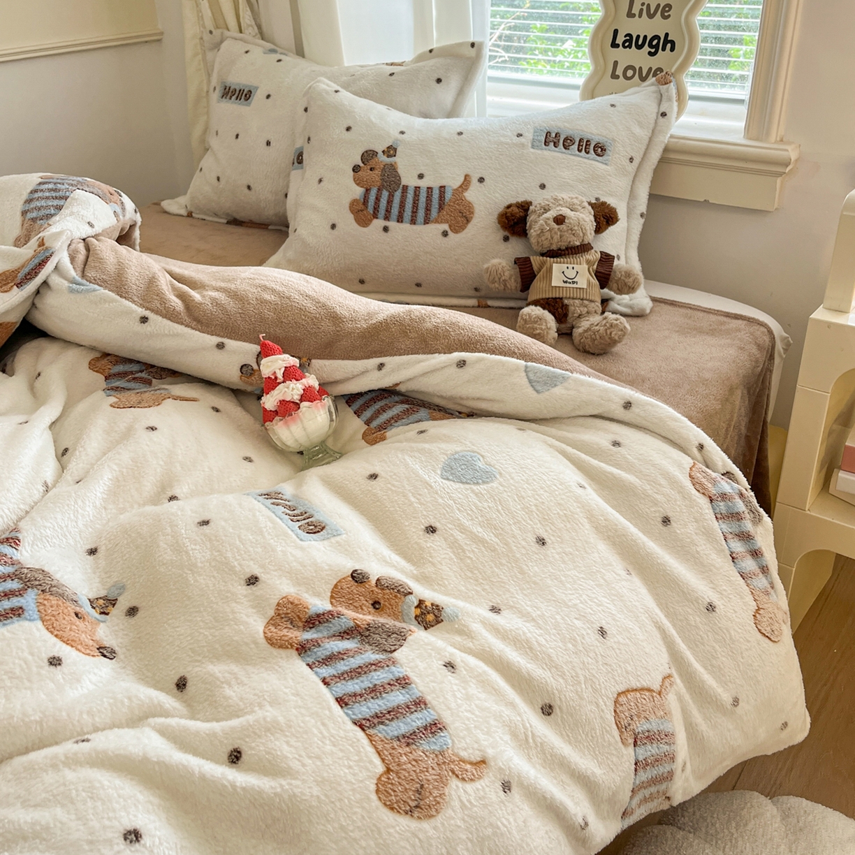 91家纺网 家纺一手货源 找家纺 川悦生活2025新款立体雪花绒印花大床四件套系列二场景二 腊肠小点