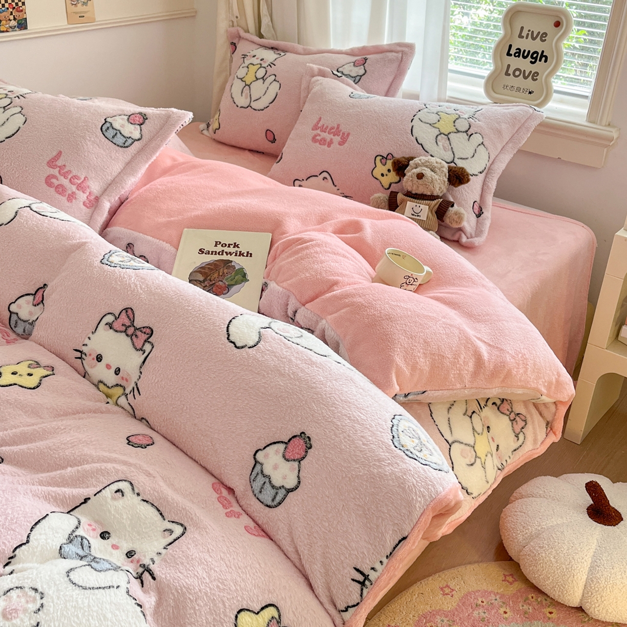 91家纺网 家纺一手货源 找家纺 川悦生活2025新款立体雪花绒印花大床四件套系列二场景二 甜梦小猫