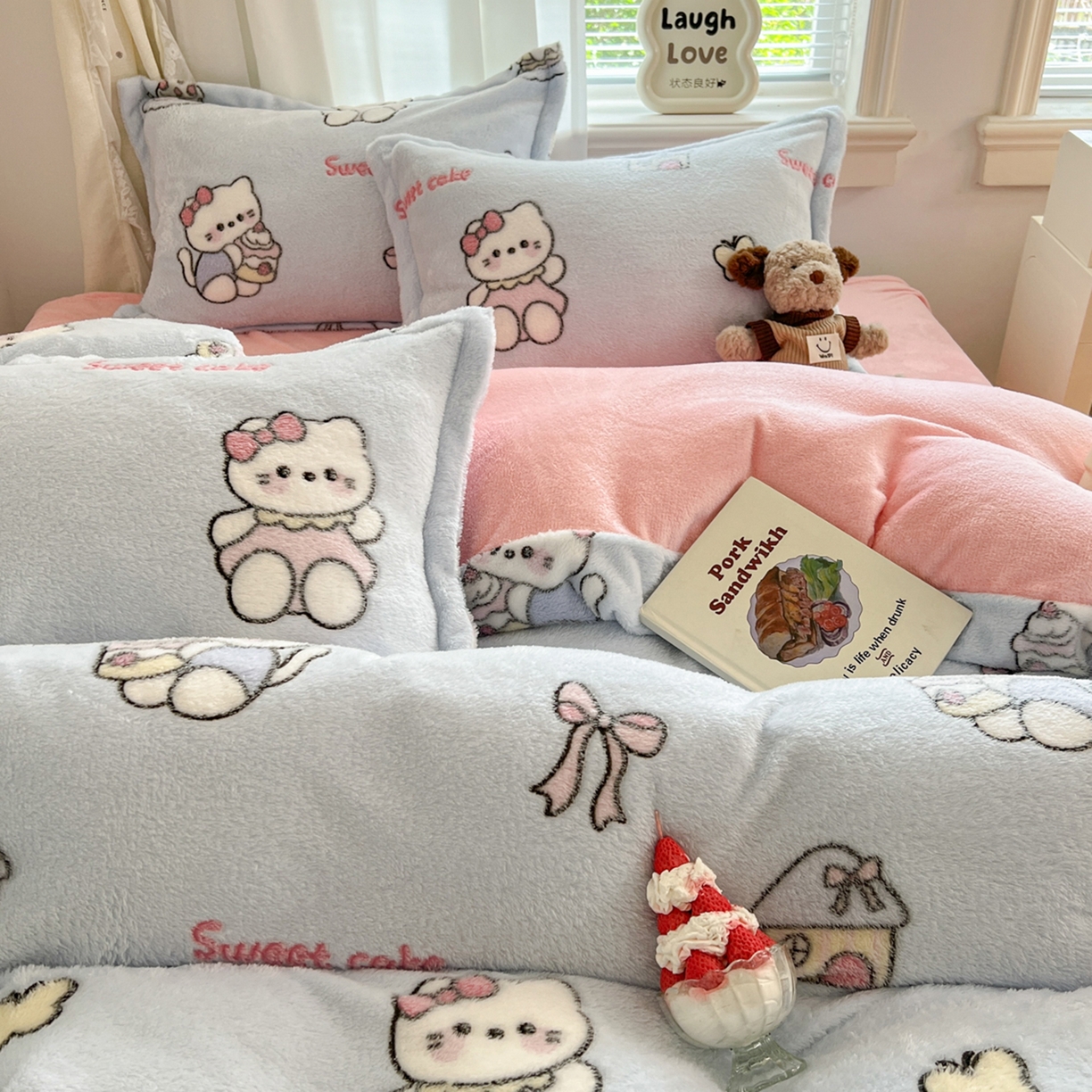 91家纺网 家纺一手货源 找家纺 川悦生活2025新款立体雪花绒印花大床四件套系列二场景二 幸运小咪