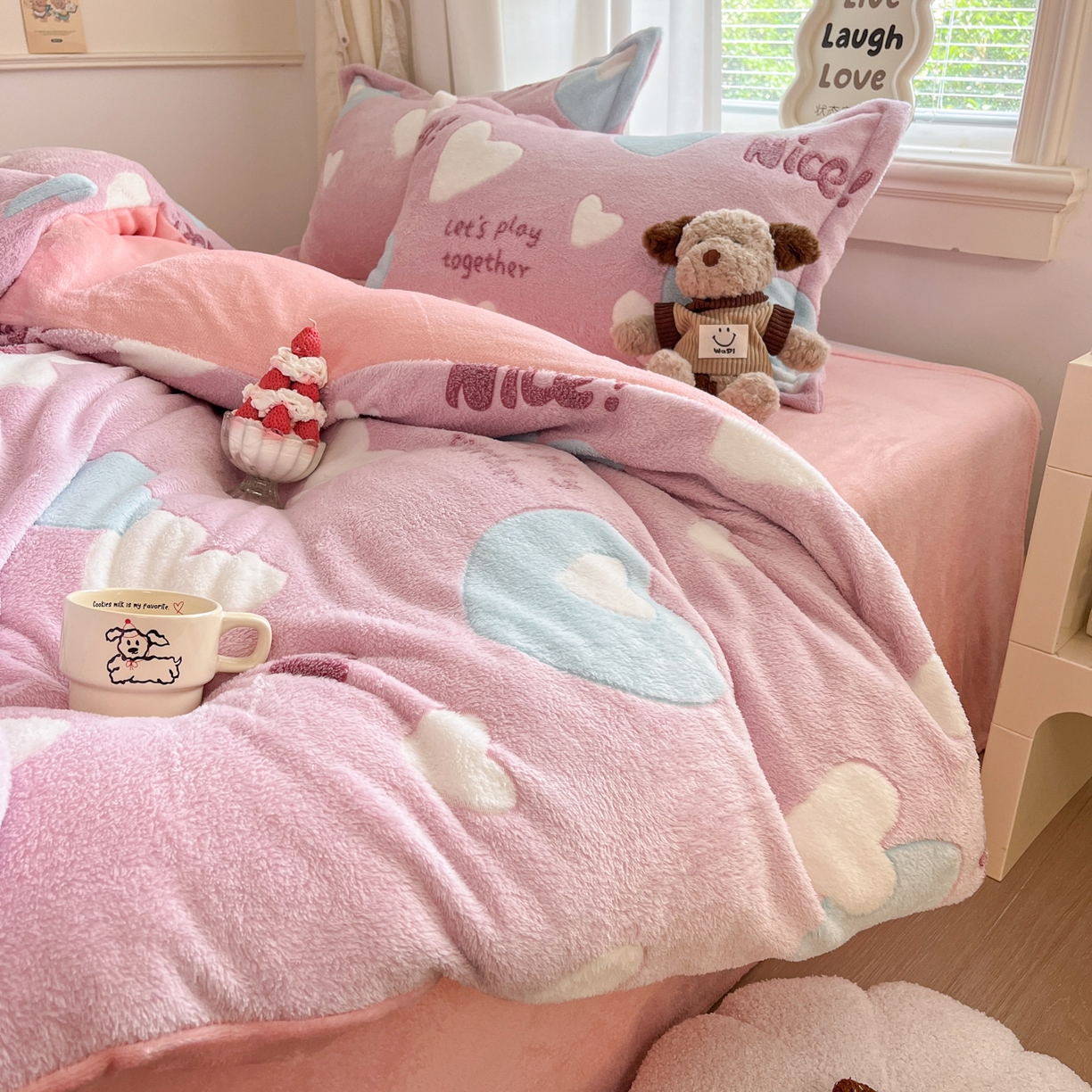 91家纺网 家纺一手货源 找家纺 川悦生活2025新款立体雪花绒印花大床四件套系列二场景二 心心物语