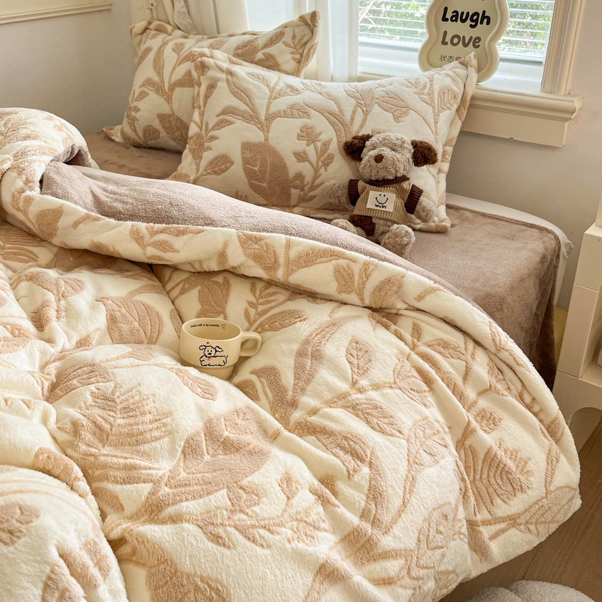 91家纺网 家纺一手货源 找家纺 川悦生活2025新款立体雪花绒印花大床四件套系列二场景二 月桂-浅咖