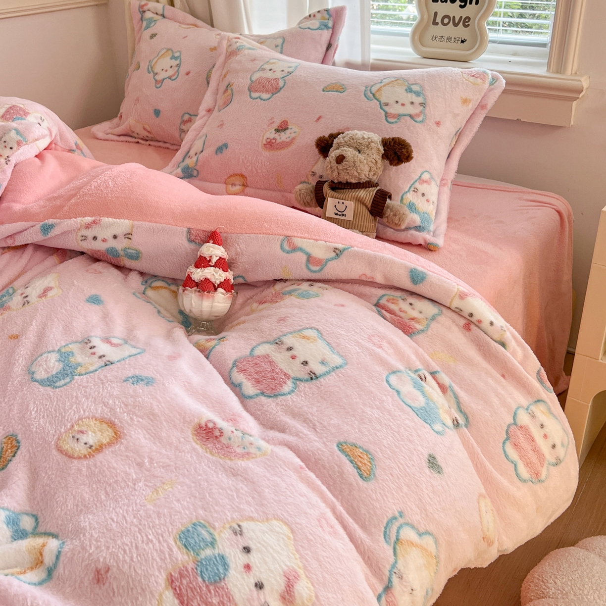 91家纺网 家纺一手货源 找家纺 川悦生活2025新款立体雪花绒印花大床四件套系列二场景二 甜心喵喵