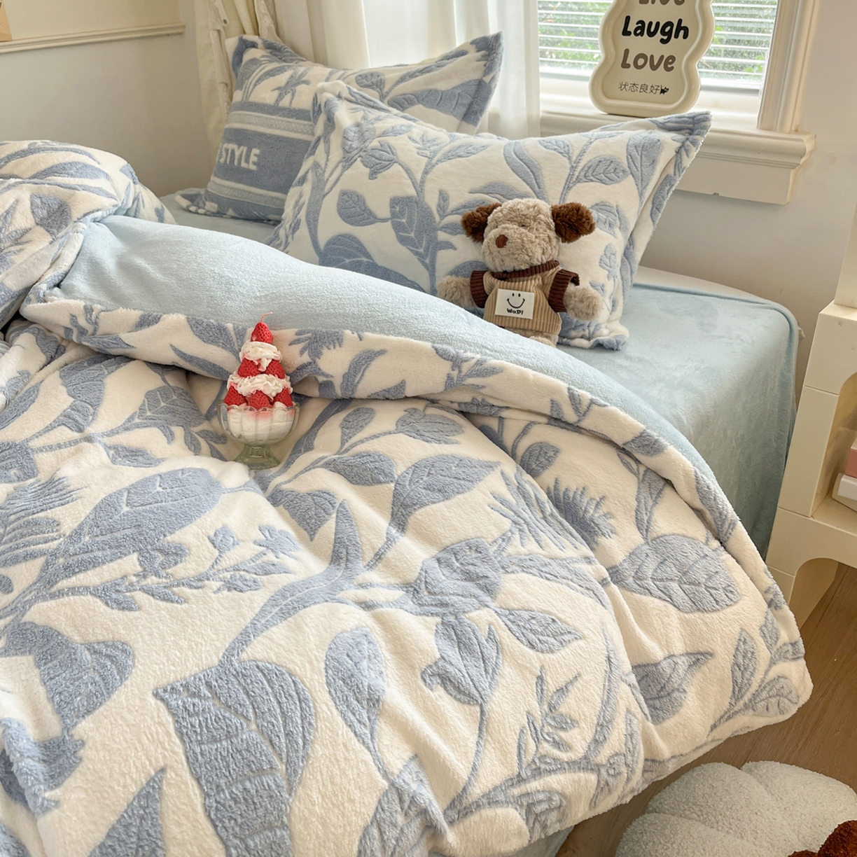 91家纺网 家纺一手货源 找家纺 川悦生活2025新款立体雪花绒印花大床四件套系列二场景二 月桂-蓝