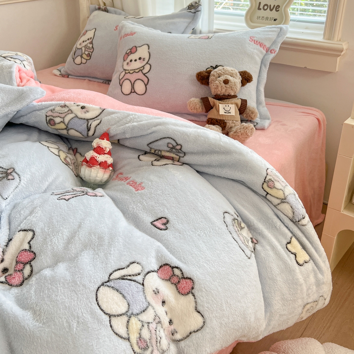 91家纺网 家纺一手货源 找家纺 川悦生活2025新款立体雪花绒印花大床四件套系列二场景二 幸运小咪