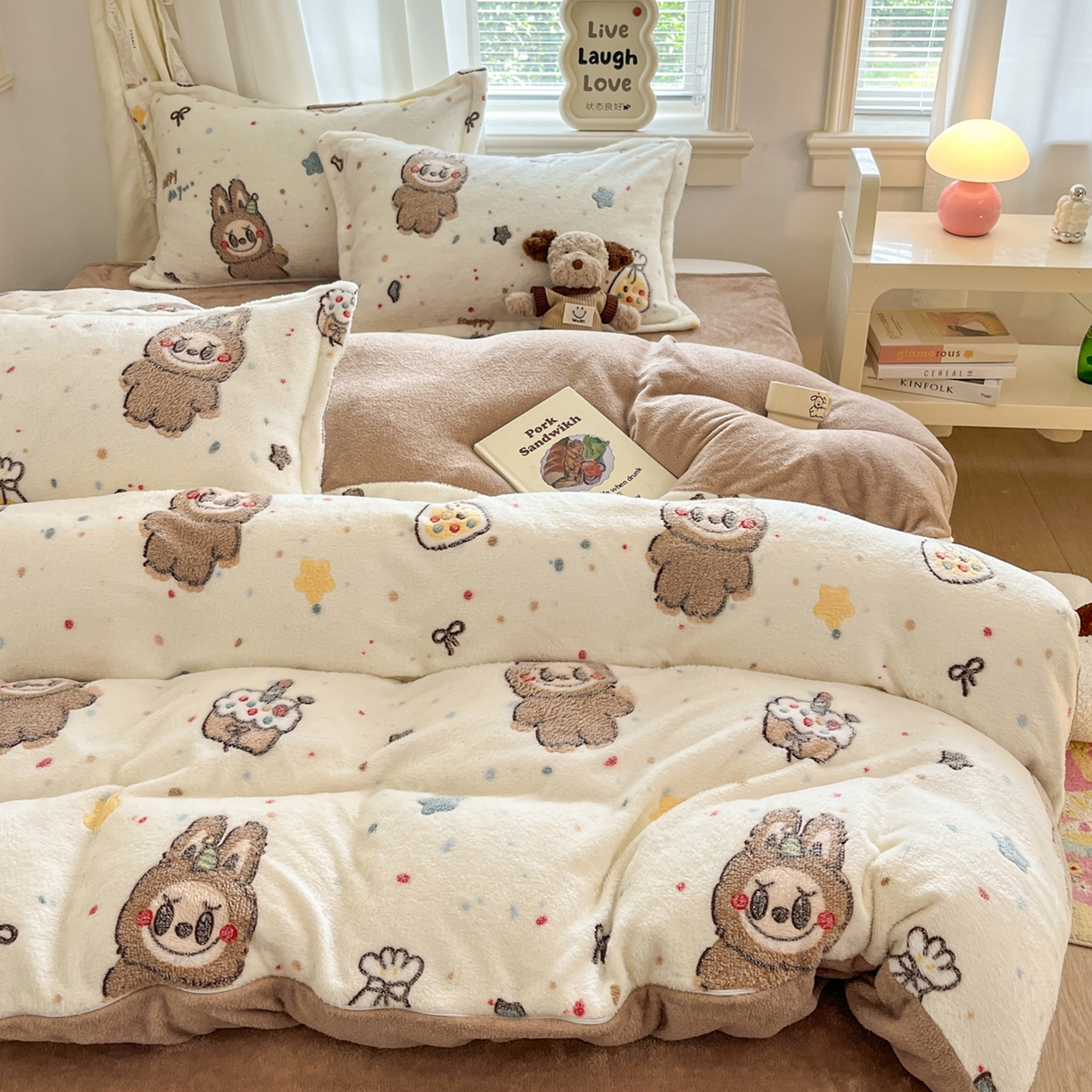 91家纺网 家纺一手货源 找家纺 川悦生活2025新款立体雪花绒印花大床四件套系列二场景二 巧克力宝贝