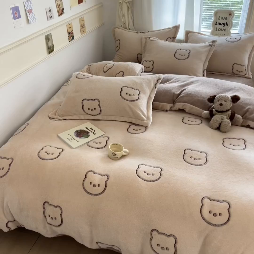 91家纺网 家纺一手货源 找家纺 川悦生活2025新款立体雪花绒印花大床四件套系列二场景二 曲奇小熊