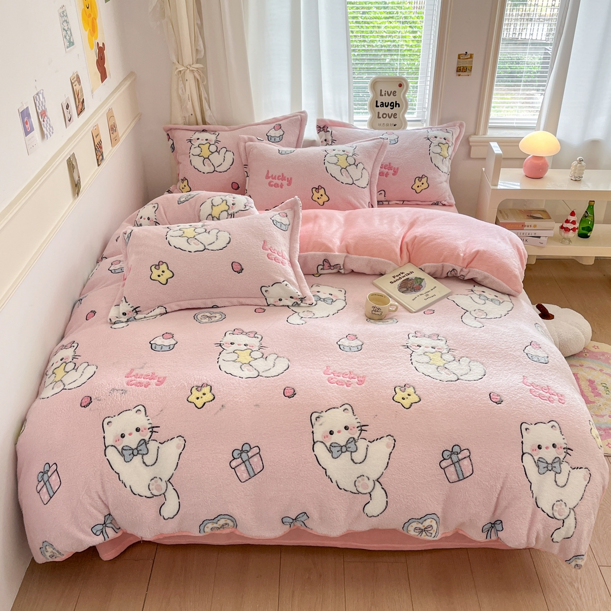 91家纺网 家纺一手货源 找家纺 川悦生活2025新款立体雪花绒印花大床四件套系列二场景二 甜梦小猫