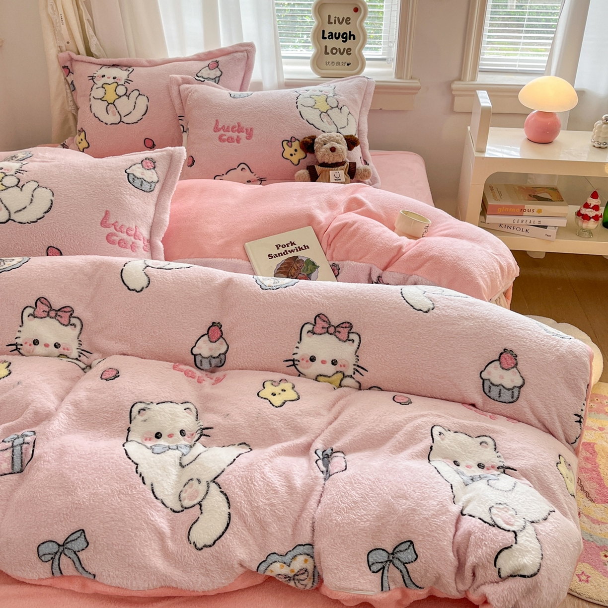 91家纺网 家纺一手货源 找家纺 川悦生活2025新款立体雪花绒印花大床四件套系列二场景二 甜梦小猫