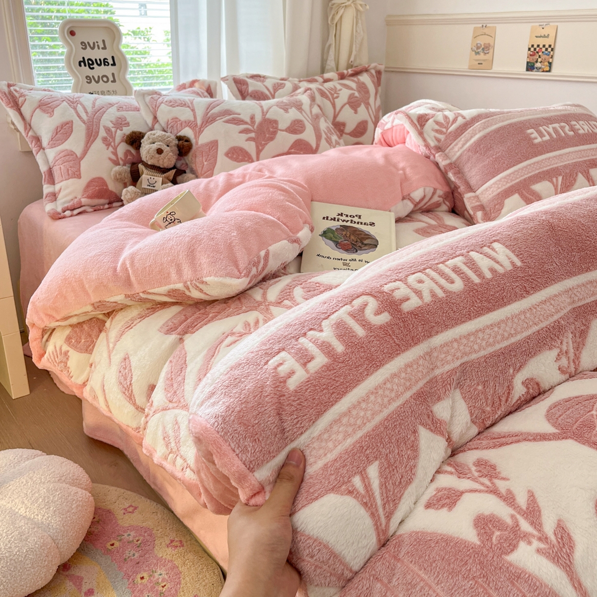 91家纺网 家纺一手货源 找家纺 川悦生活2025新款立体雪花绒印花大床四件套系列二场景二 月桂-粉