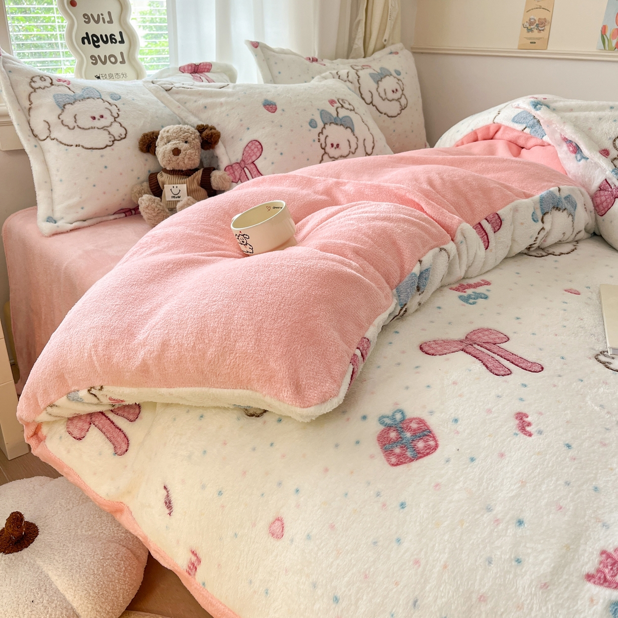 91家纺网 家纺一手货源 找家纺 川悦生活2025新款立体雪花绒印花大床四件套系列二场景二 幸福奶旺