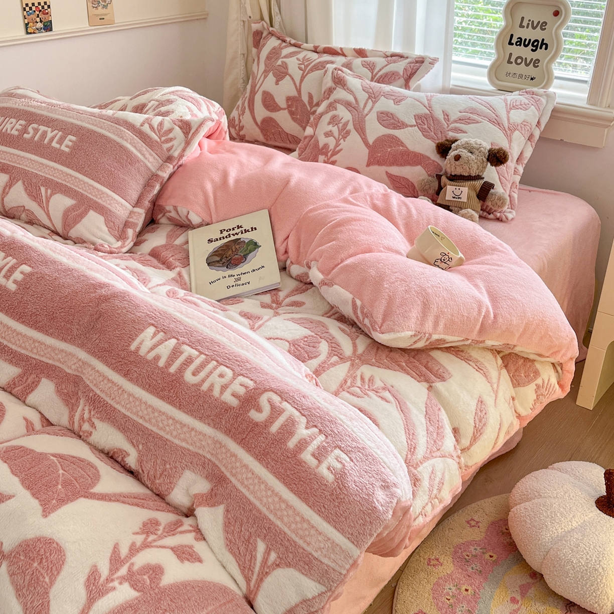 91家纺网 家纺一手货源 找家纺 川悦生活2025新款立体雪花绒印花大床四件套系列二场景二 月桂-粉