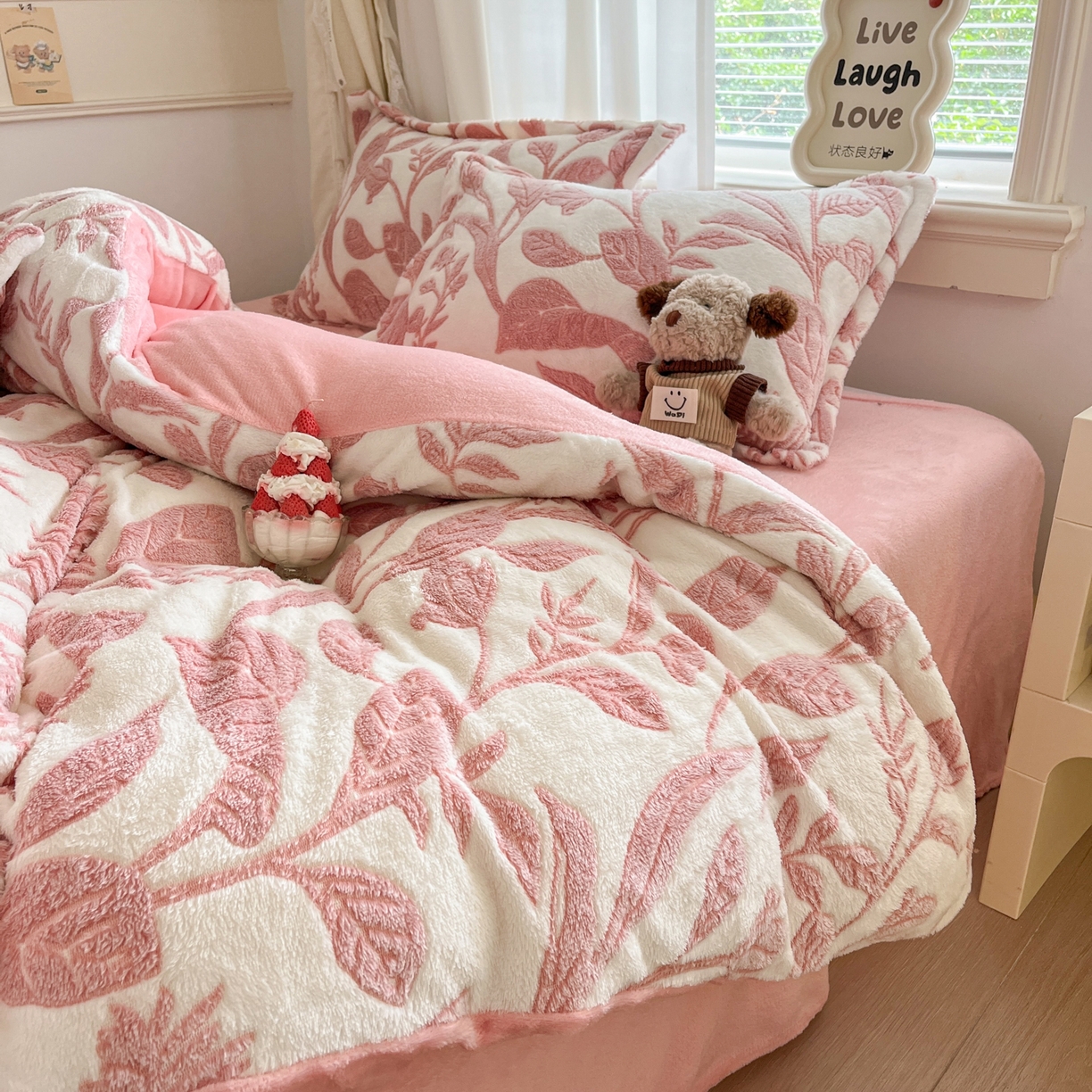 91家纺网 家纺一手货源 找家纺 川悦生活2025新款立体雪花绒印花大床四件套系列二场景二 月桂-粉