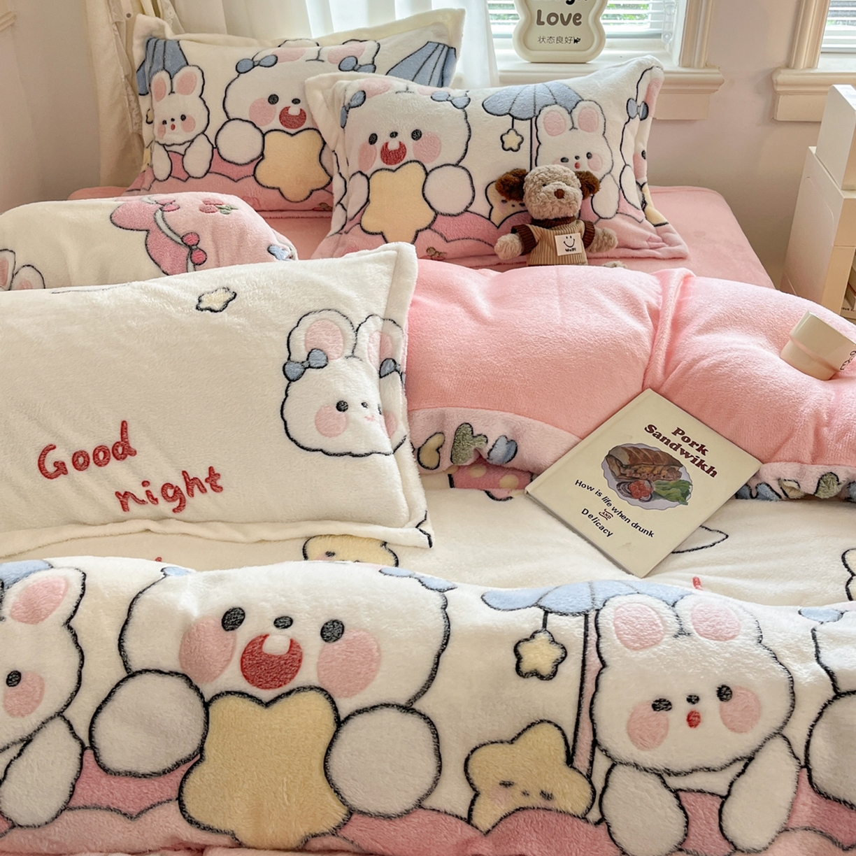 91家纺网 家纺一手货源 找家纺 川悦生活2025新款立体雪花绒印花大床四件套系列二场景二 樱桃小兔