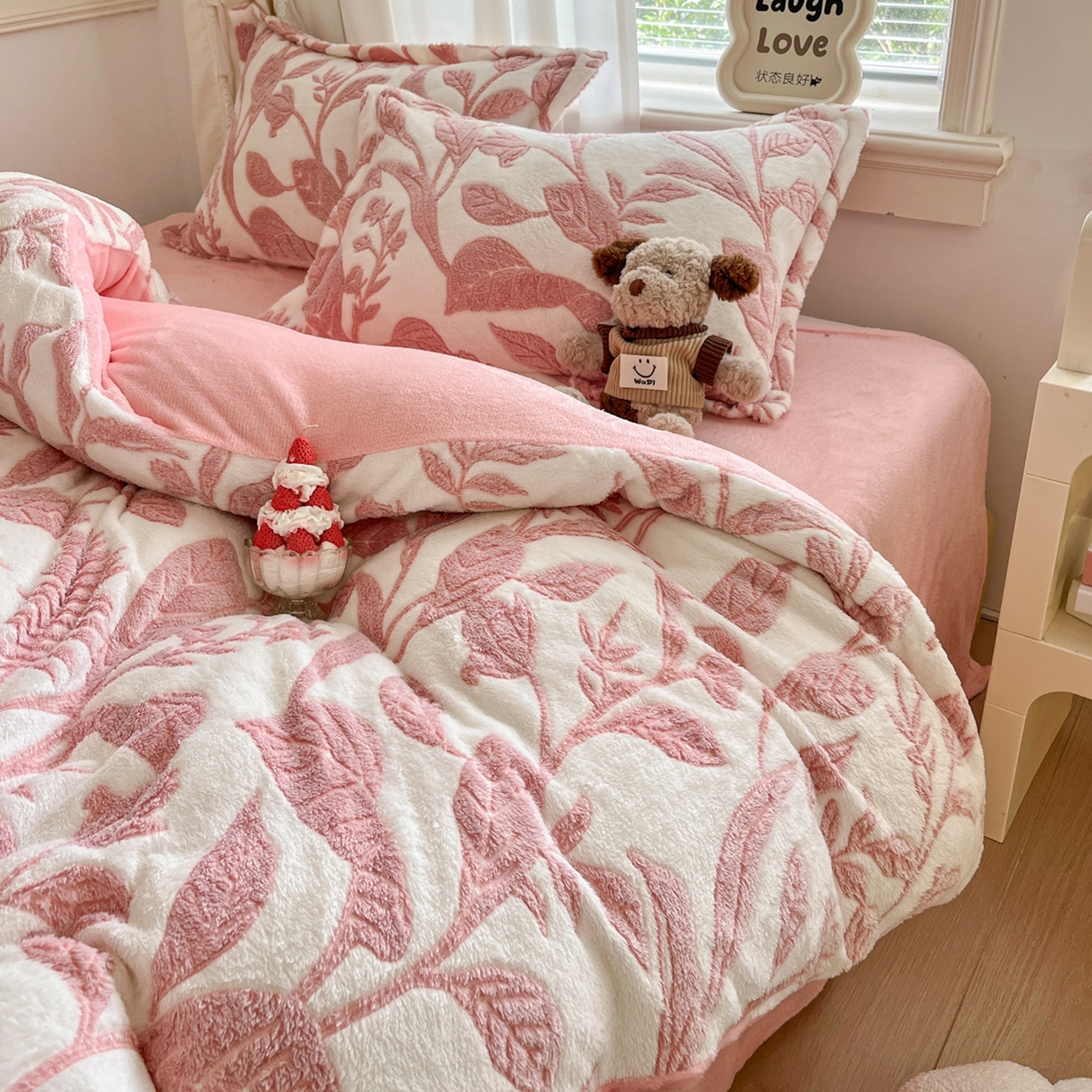 91家纺网 家纺一手货源 找家纺 川悦生活2025新款立体雪花绒印花大床四件套系列二场景二 月桂-粉