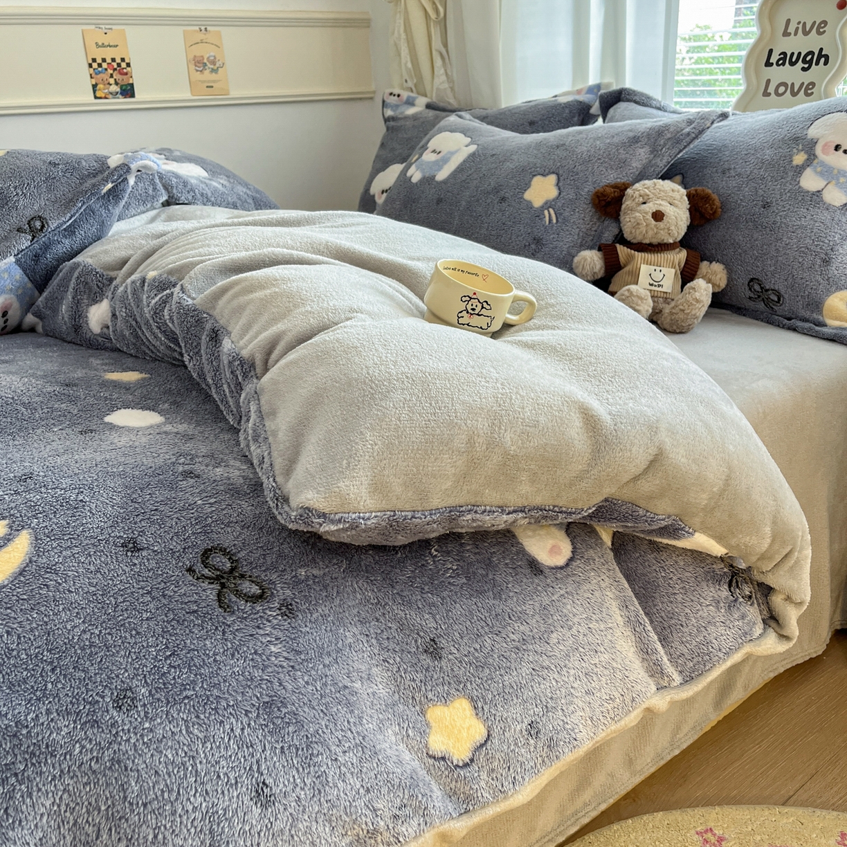 91家纺网 家纺一手货源 找家纺 川悦生活2025新款立体雪花绒印花大床四件套系列二场景二 星月小狗-灰