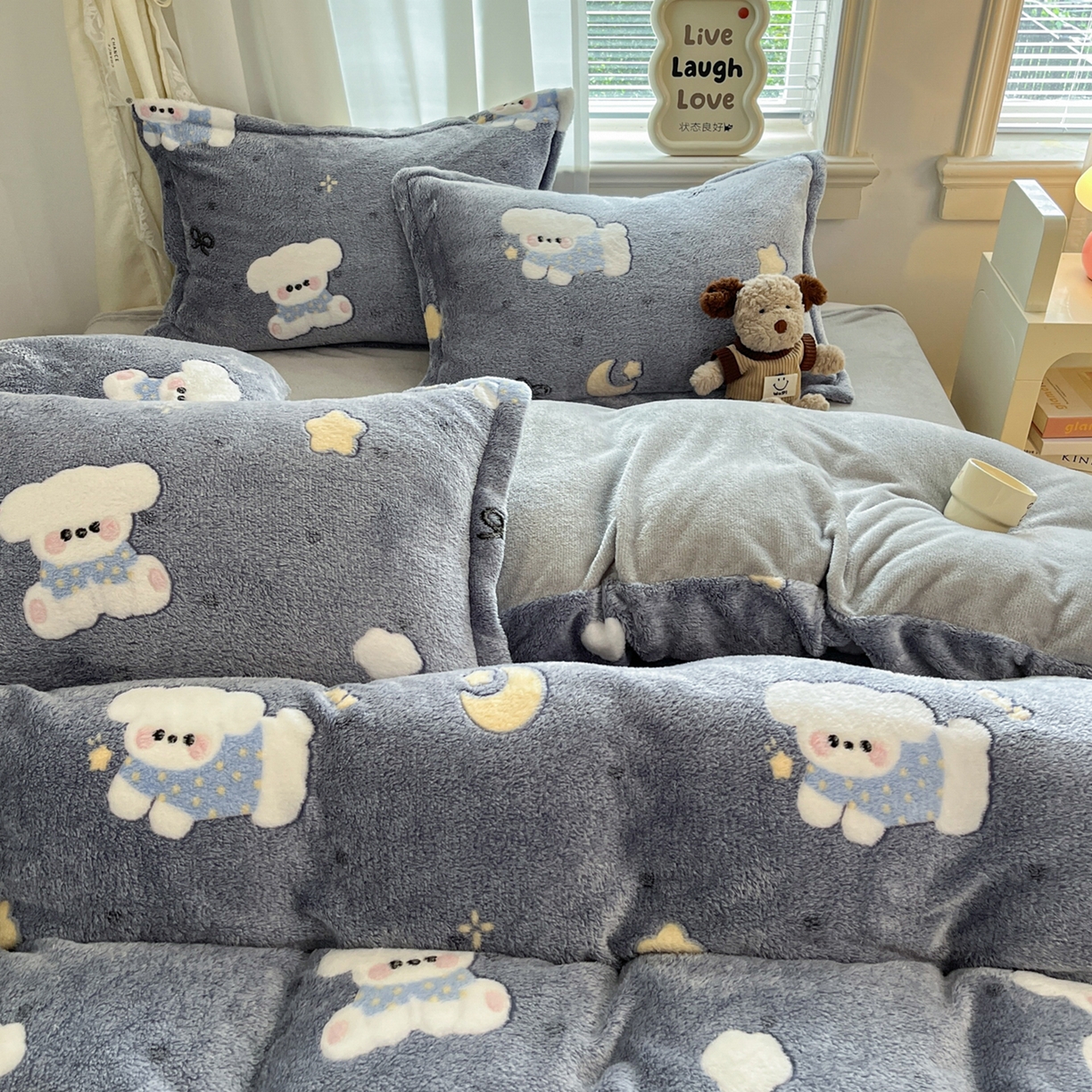 91家纺网 家纺一手货源 找家纺 川悦生活2025新款立体雪花绒印花大床四件套系列二场景二 星月小狗-灰