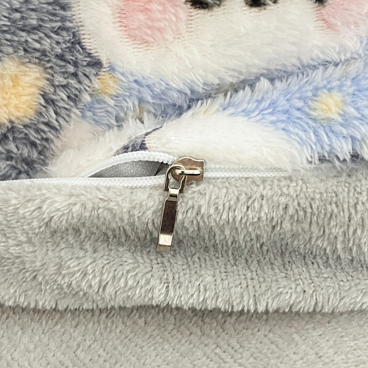 91家纺网 家纺一手货源 找家纺 川悦生活2025新款立体雪花绒印花大床四件套系列二场景二 星月小狗-灰