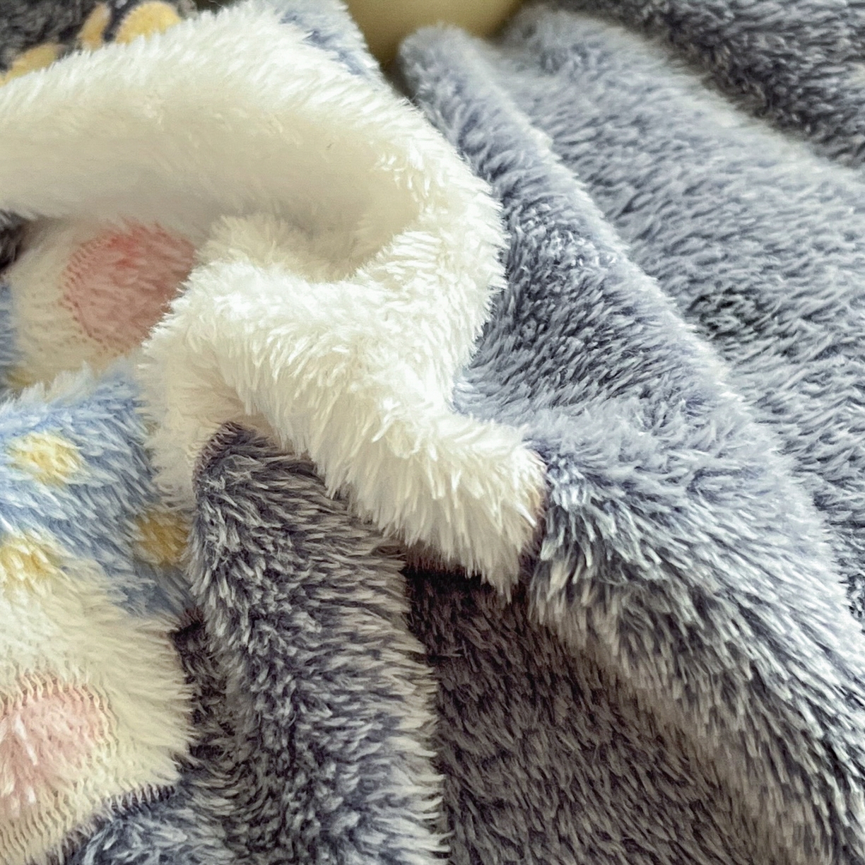 91家纺网 家纺一手货源 找家纺 川悦生活2025新款立体雪花绒印花大床四件套系列二场景二 星月小狗-灰