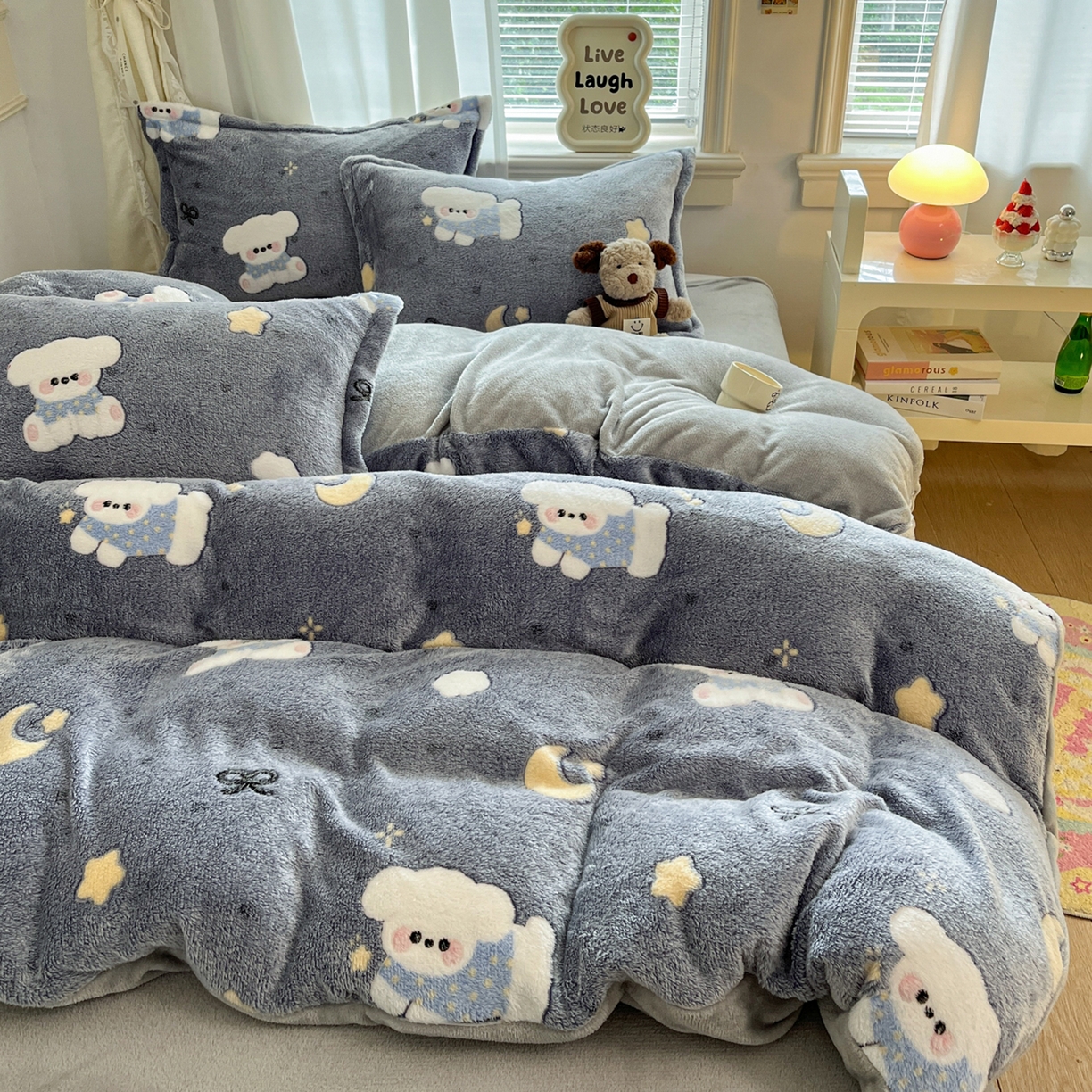91家纺网 家纺一手货源 找家纺 川悦生活2025新款立体雪花绒印花大床四件套系列二场景二 星月小狗-灰