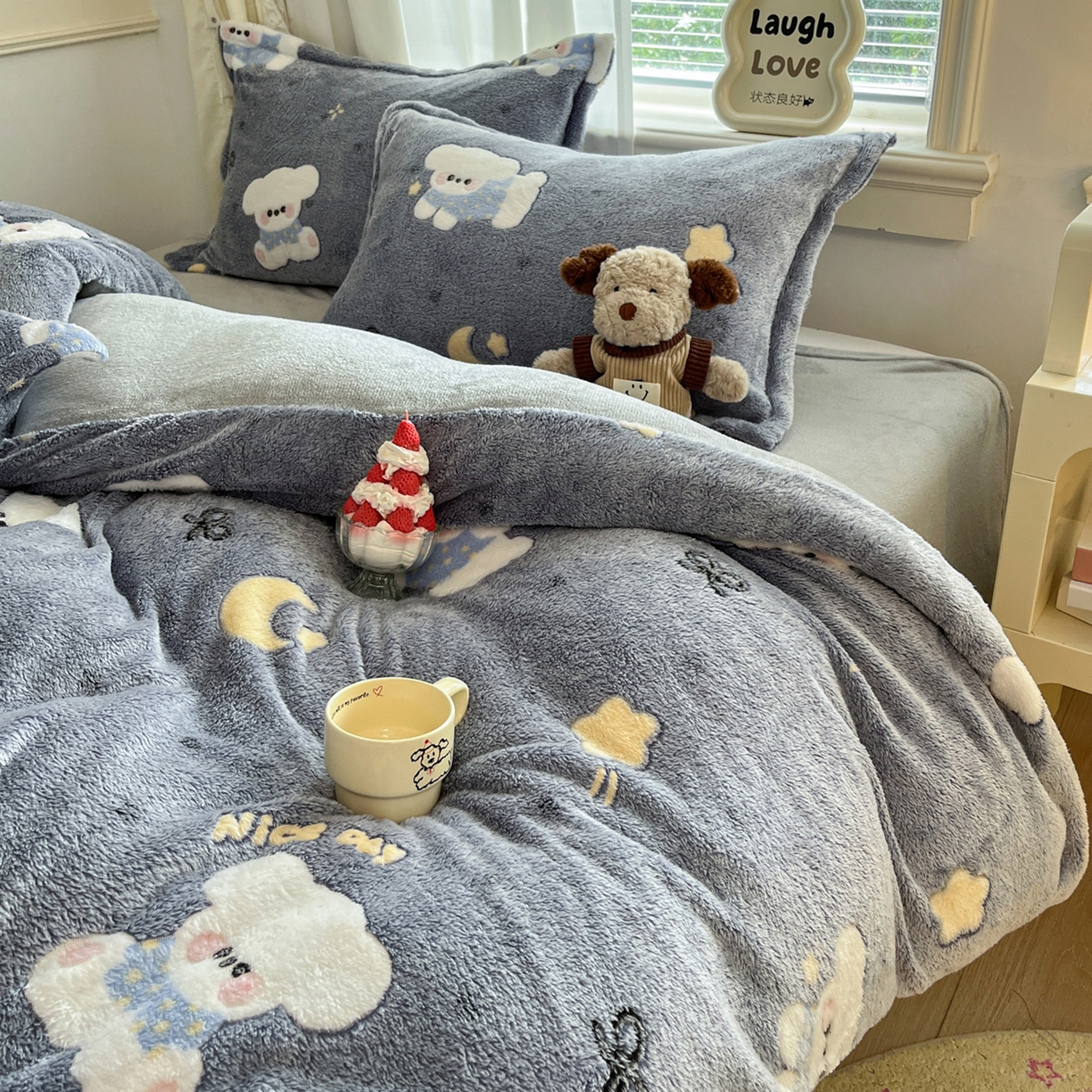 91家纺网 家纺一手货源 找家纺 川悦生活2025新款立体雪花绒印花大床四件套系列二场景二 星月小狗-灰