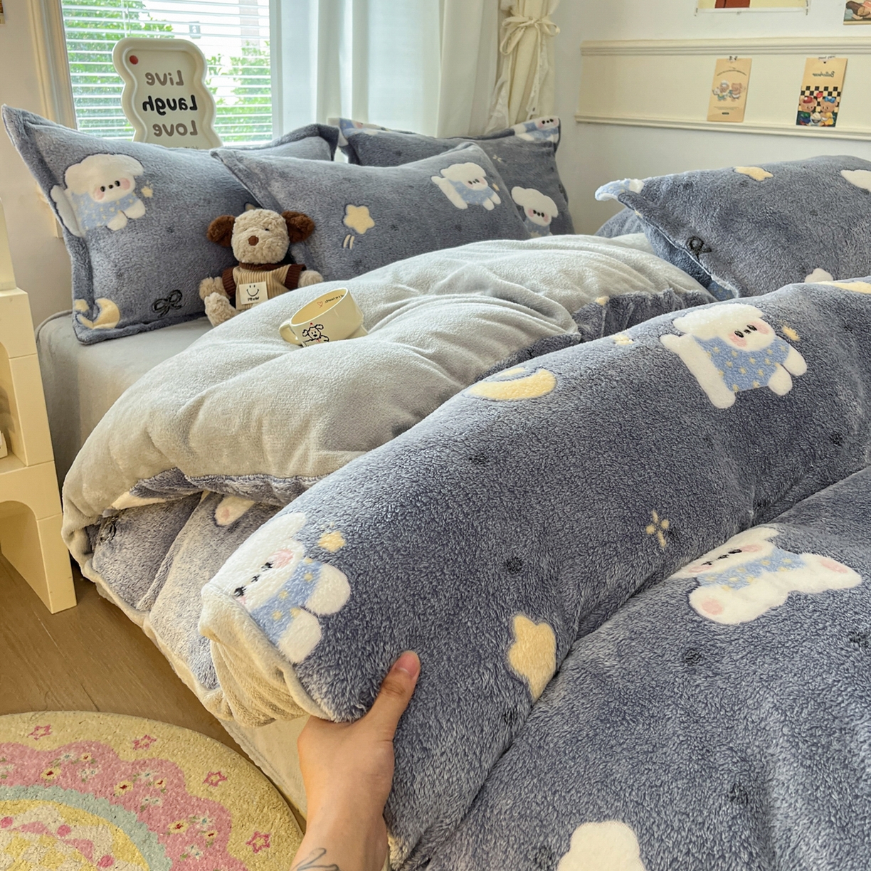 91家纺网 家纺一手货源 找家纺 川悦生活2025新款立体雪花绒印花大床四件套系列二场景二 星月小狗-灰