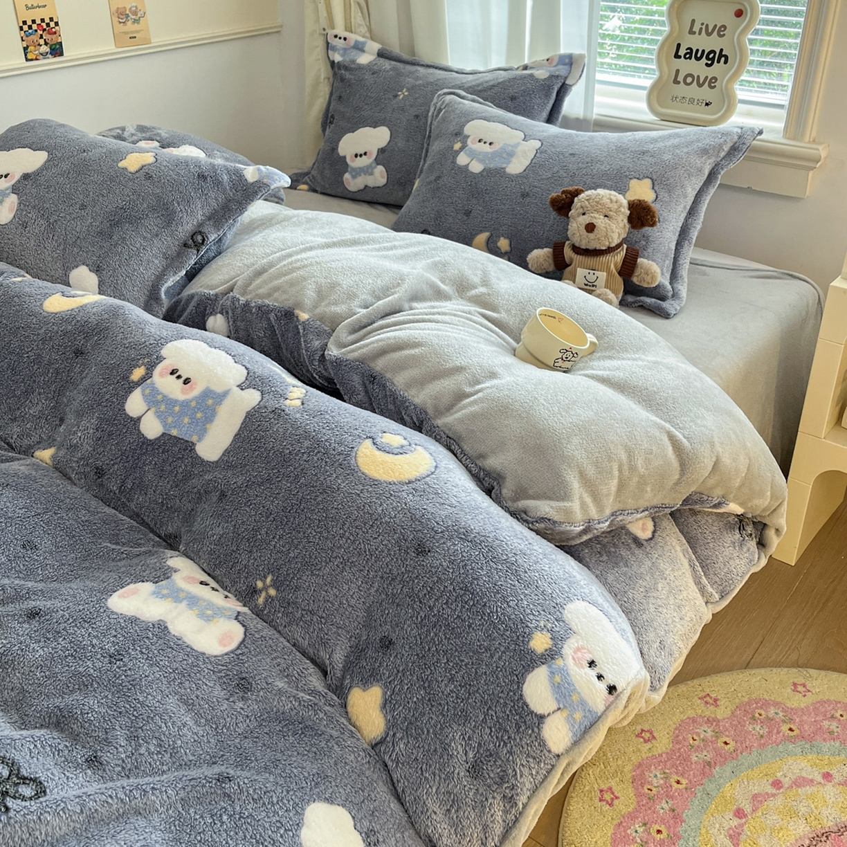 91家纺网 家纺一手货源 找家纺 川悦生活2025新款立体雪花绒印花大床四件套系列二场景二 星月小狗-灰