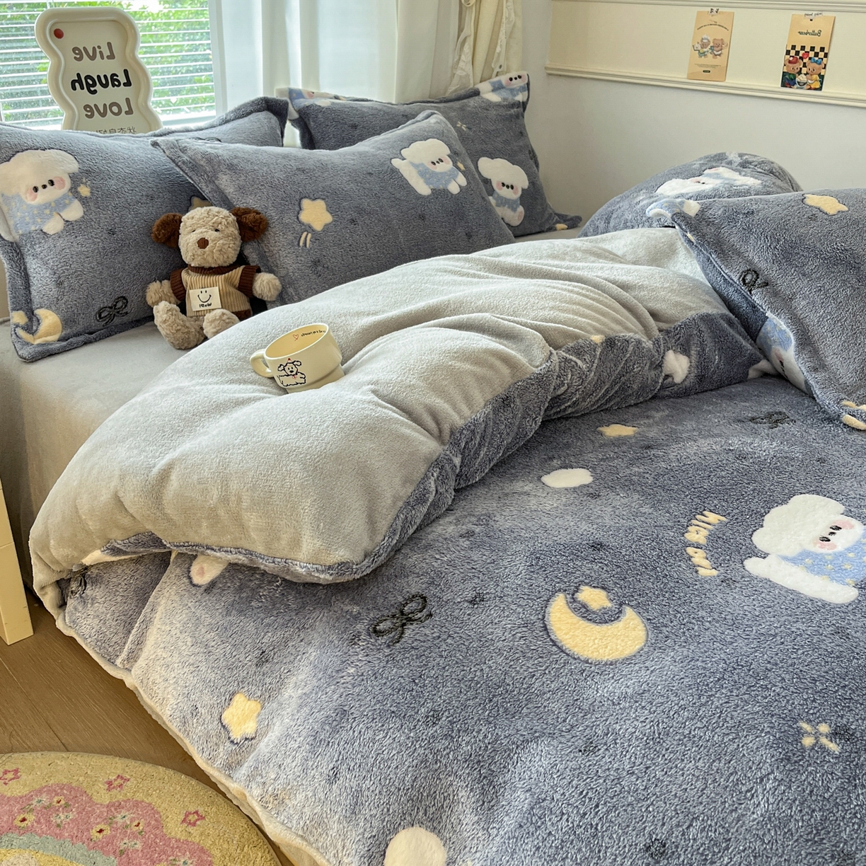 91家纺网 家纺一手货源 找家纺 川悦生活2025新款立体雪花绒印花大床四件套系列二场景二 星月小狗-灰