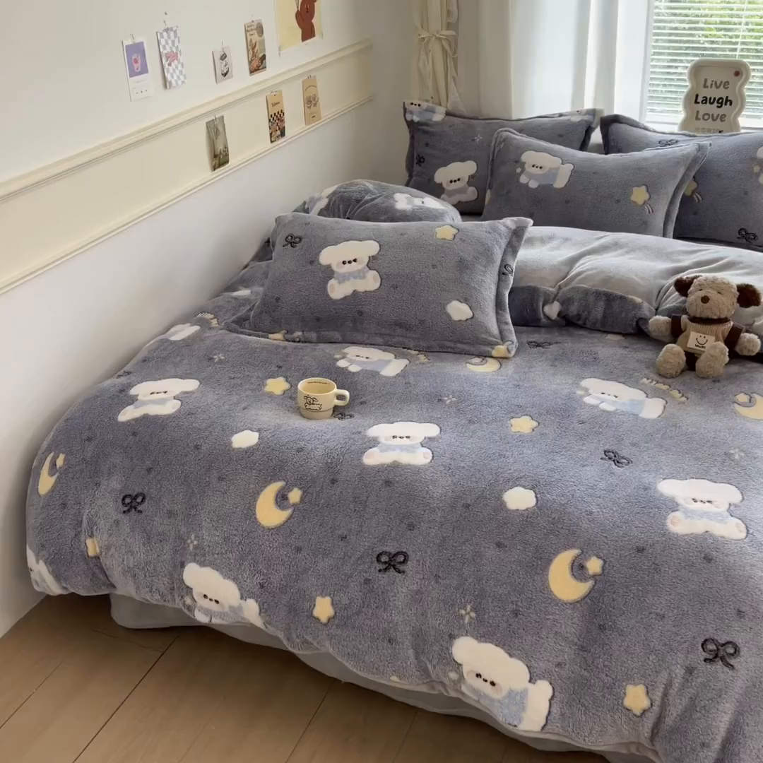 91家纺网 家纺一手货源 找家纺 川悦生活2025新款立体雪花绒印花大床四件套系列二场景二 星月小狗-灰
