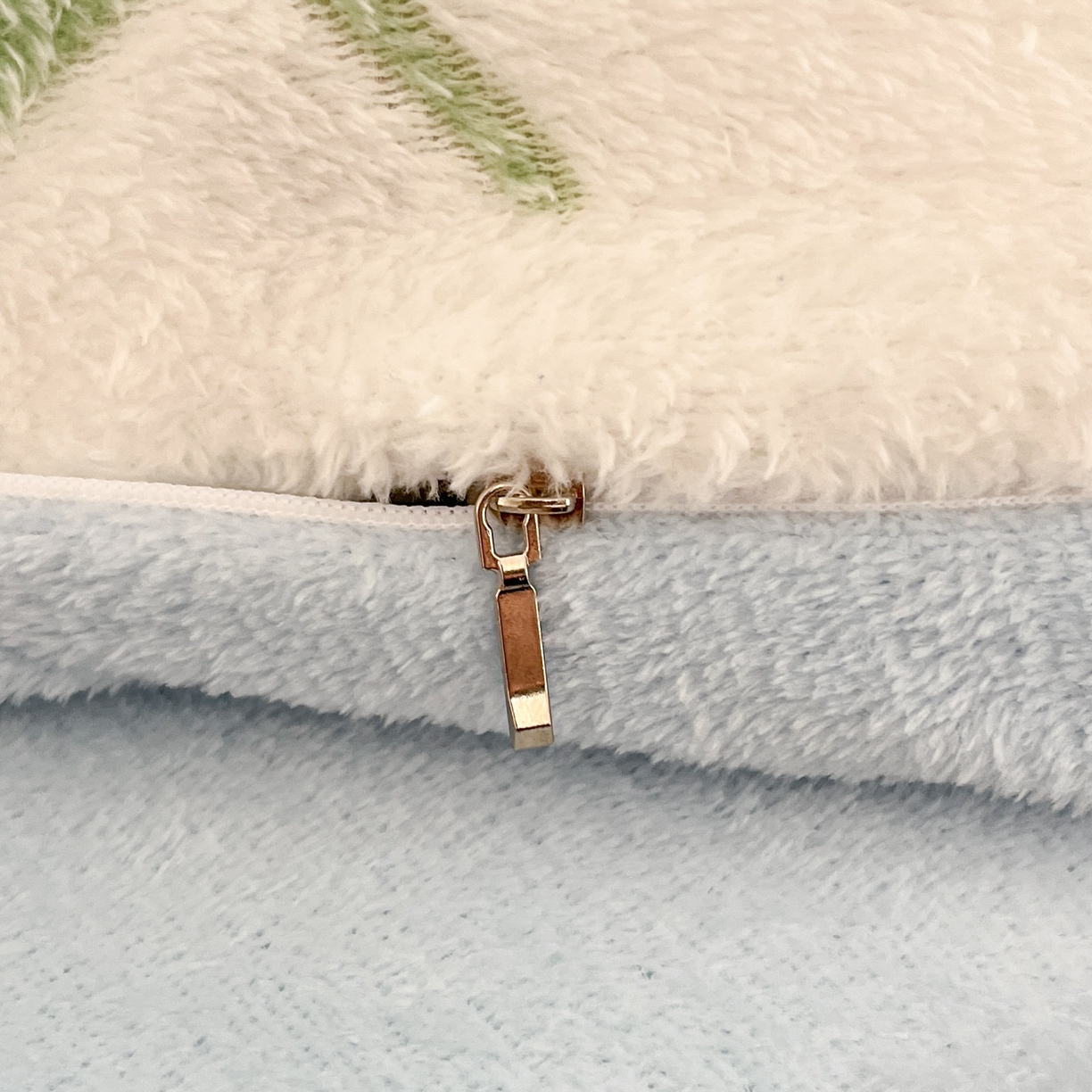 91家纺网 家纺一手货源 找家纺 川悦生活2025新款立体雪花绒印花大床四件套系列二场景二 半暖花朵