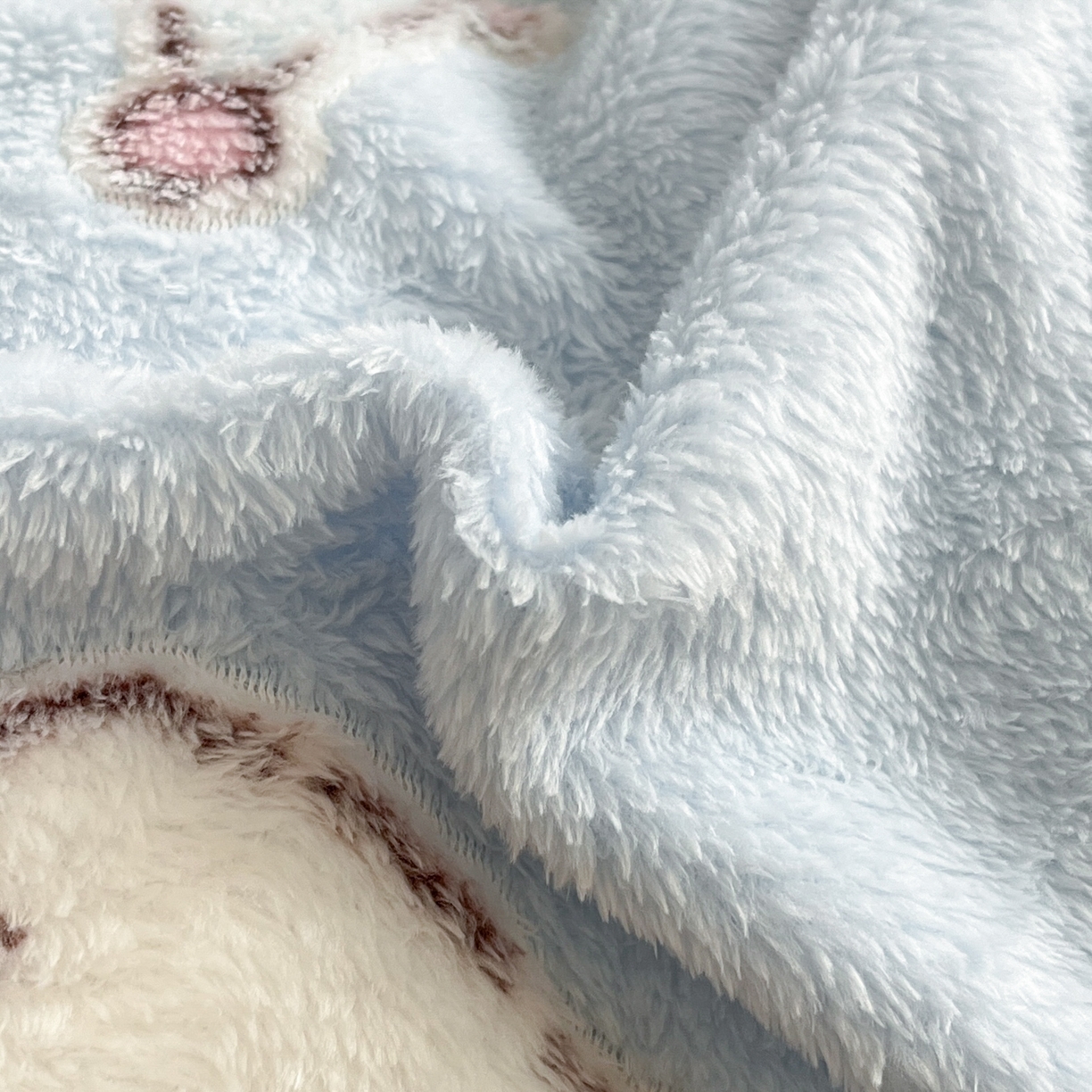 91家纺网 家纺一手货源 找家纺 川悦生活2025新款立体雪花绒印花大床四件套系列二场景二 奶蓝小汪蓝