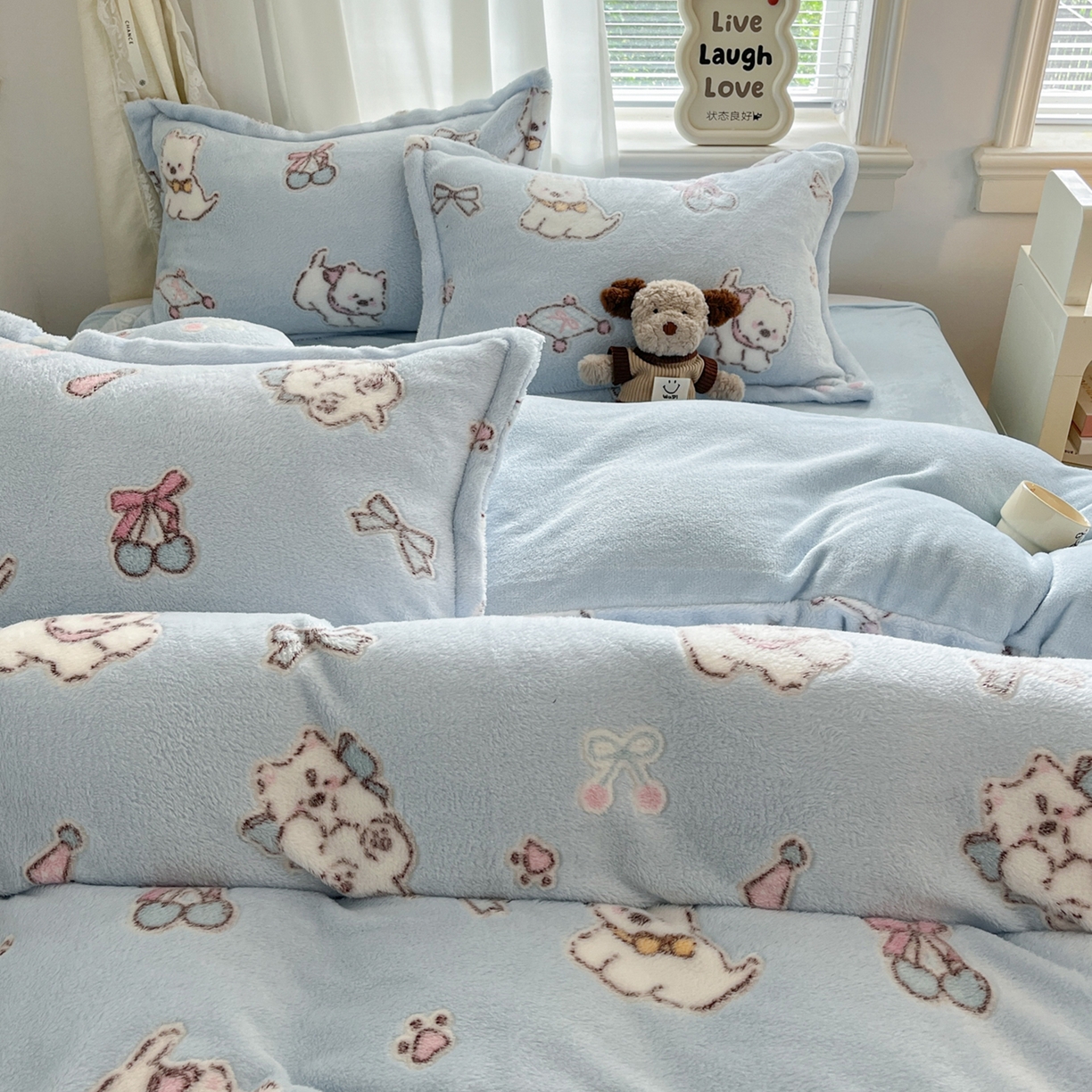 91家纺网 家纺一手货源 找家纺 川悦生活2025新款立体雪花绒印花大床四件套系列二场景二 奶蓝小汪蓝