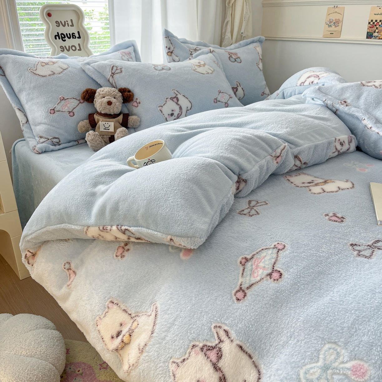 91家纺网 家纺一手货源 找家纺 川悦生活2025新款立体雪花绒印花大床四件套系列二场景二 奶蓝小汪蓝