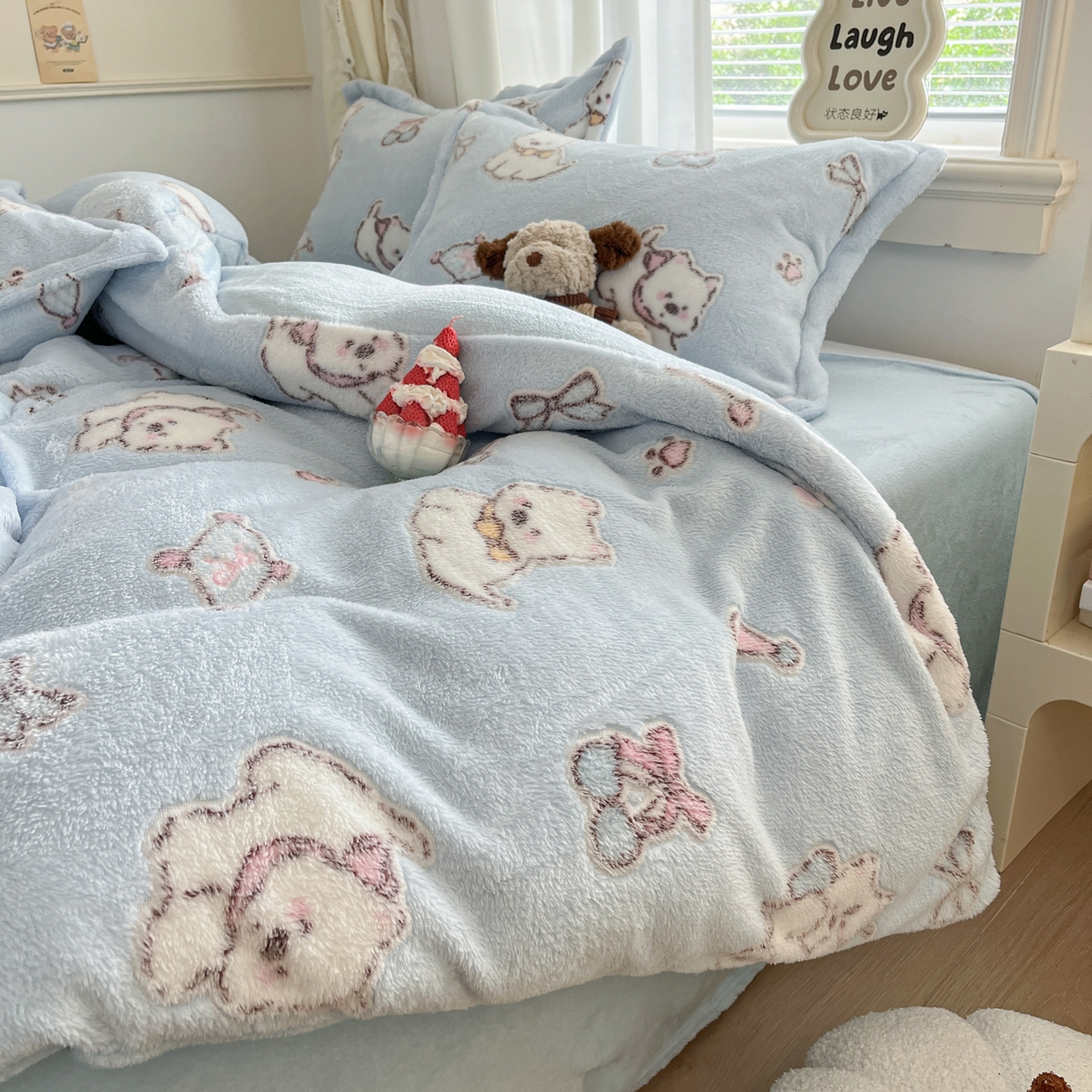 91家纺网 家纺一手货源 找家纺 川悦生活2025新款立体雪花绒印花大床四件套系列二场景二 奶蓝小汪蓝