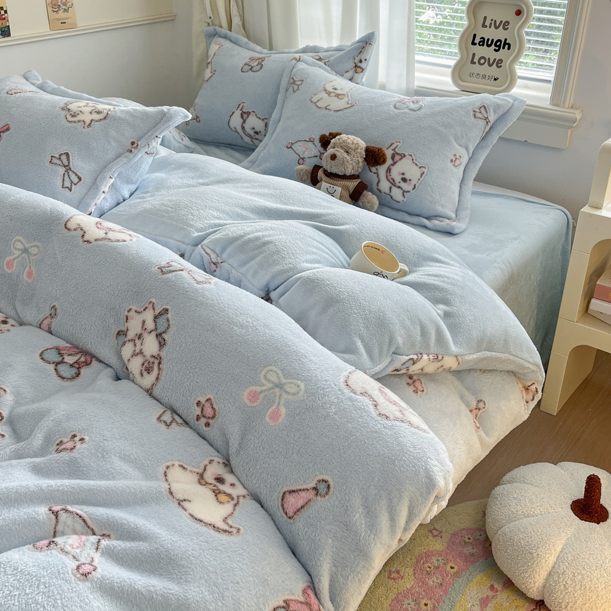 91家纺网 家纺一手货源 找家纺 川悦生活2025新款立体雪花绒印花大床四件套系列二场景二 奶蓝小汪蓝