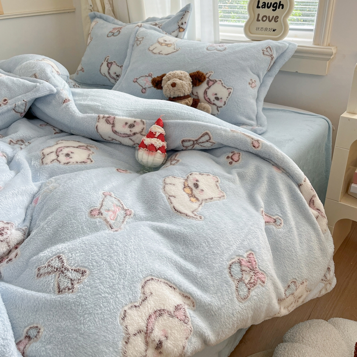 91家纺网 家纺一手货源 找家纺 川悦生活2025新款立体雪花绒印花大床四件套系列二场景二 奶蓝小汪蓝