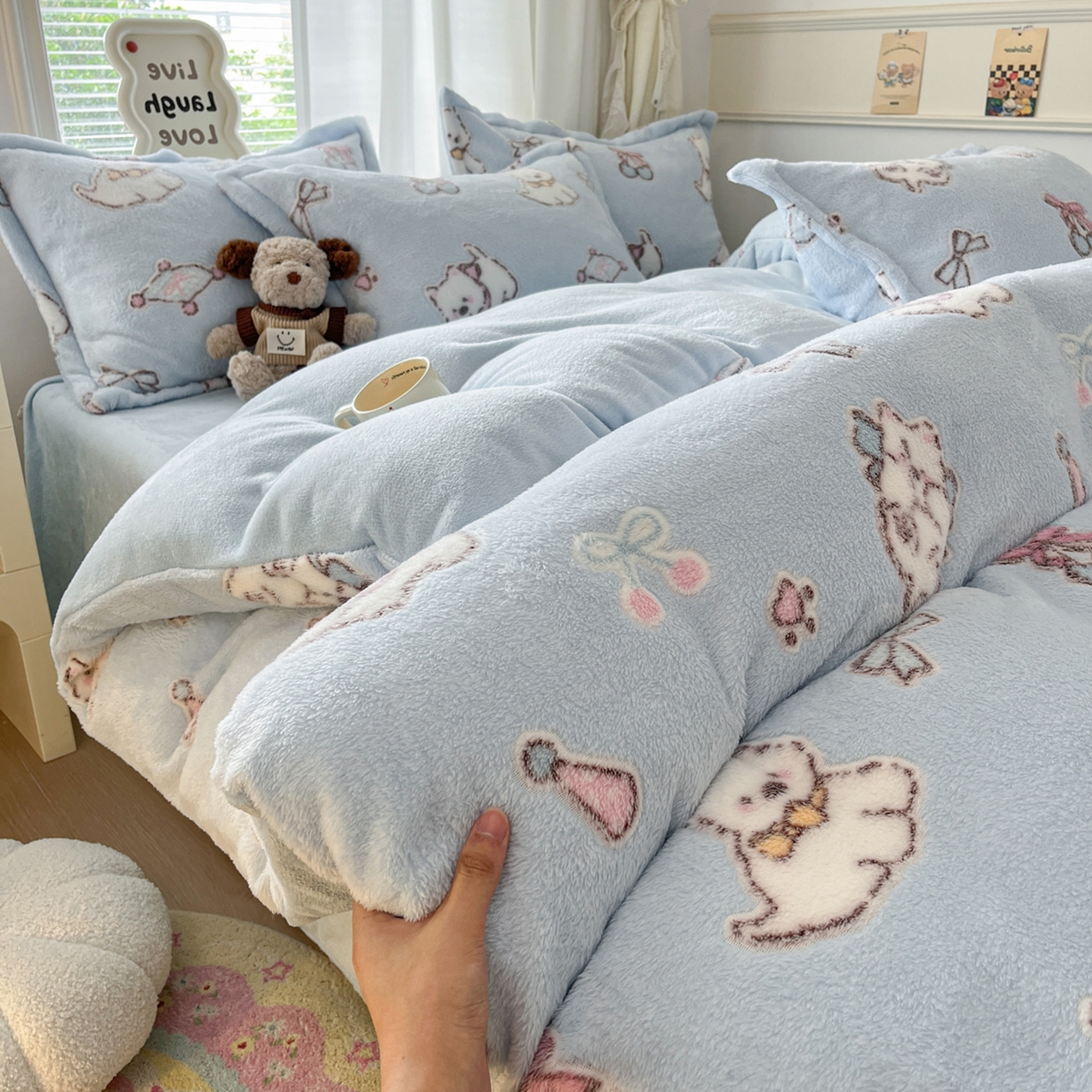 91家纺网 家纺一手货源 找家纺 川悦生活2025新款立体雪花绒印花大床四件套系列二场景二 奶蓝小汪蓝