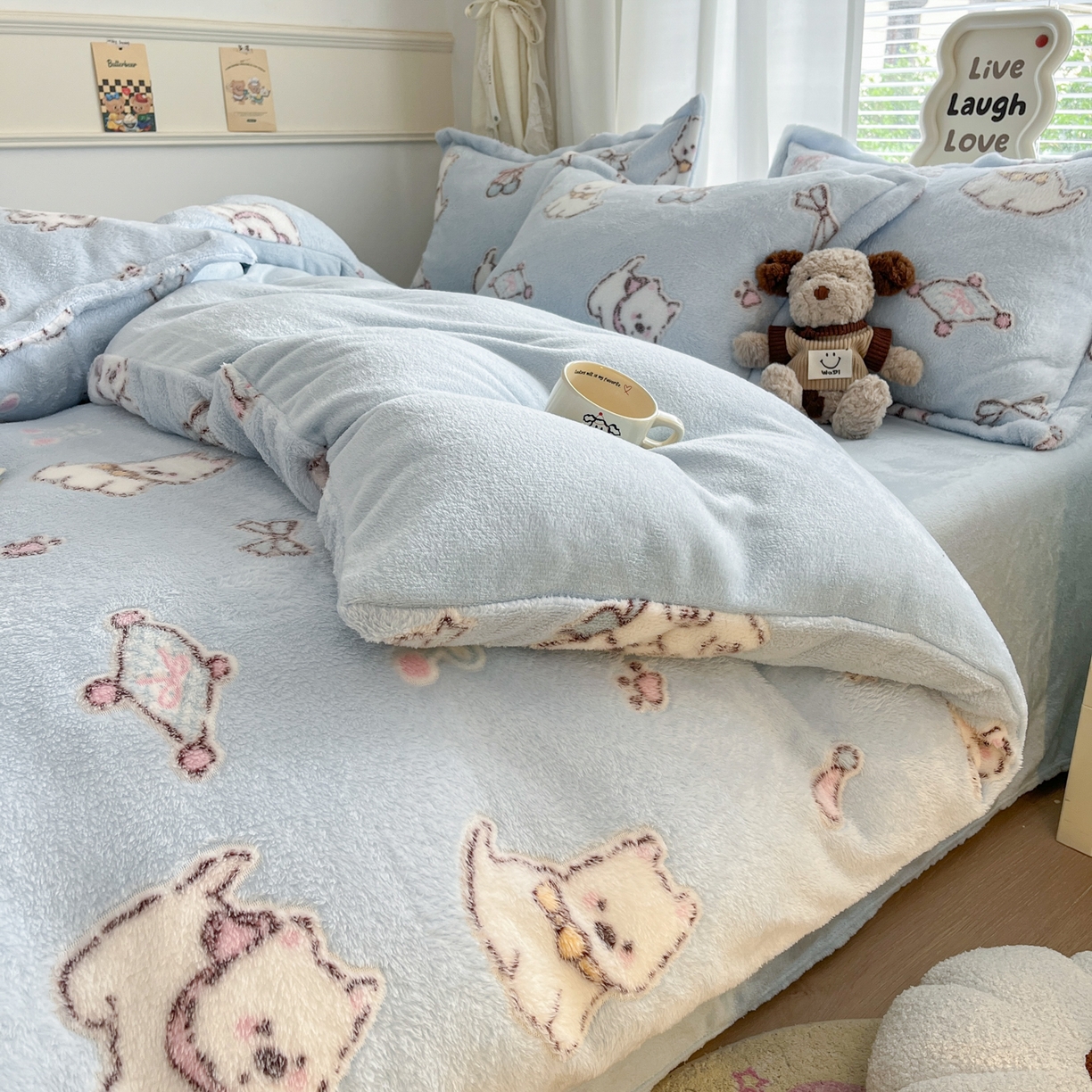 91家纺网 家纺一手货源 找家纺 川悦生活2025新款立体雪花绒印花大床四件套系列二场景二 奶蓝小汪蓝