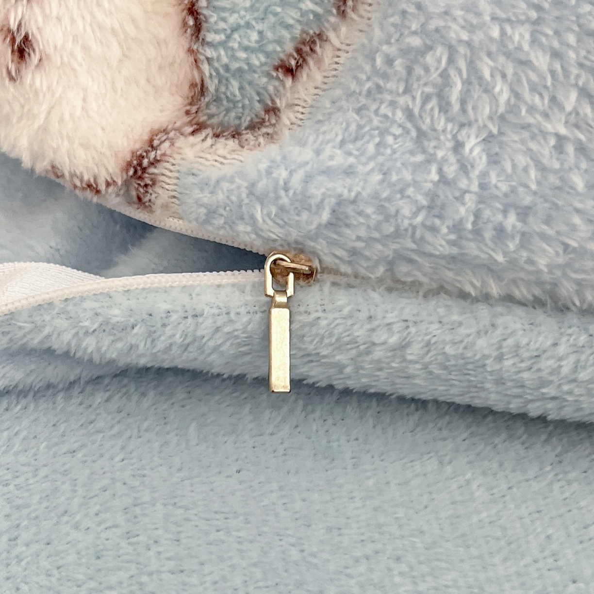 91家纺网 家纺一手货源 找家纺 川悦生活2025新款立体雪花绒印花大床四件套系列二场景二 奶蓝小汪蓝