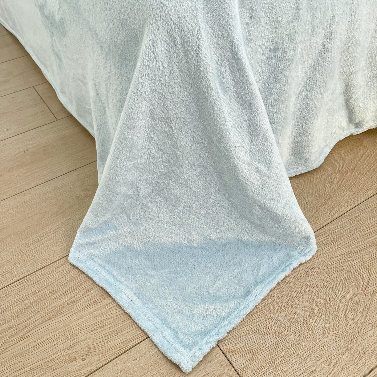 91家纺网 家纺一手货源 找家纺 川悦生活2025新款立体雪花绒印花大床四件套系列二场景二 奶蓝小汪蓝