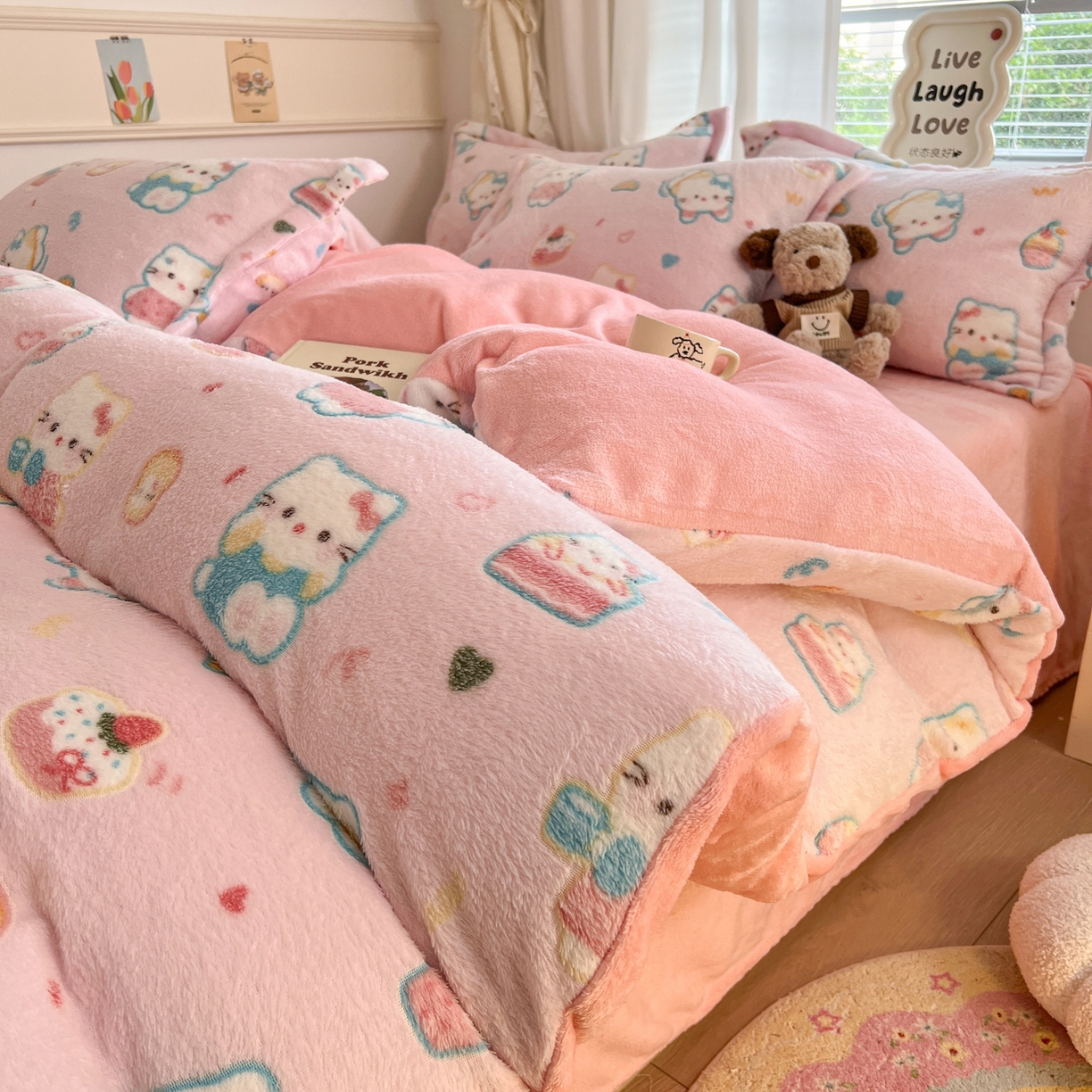 川悦生活2025新款立体雪花绒印花大床四件套系列二场景二 甜心喵喵