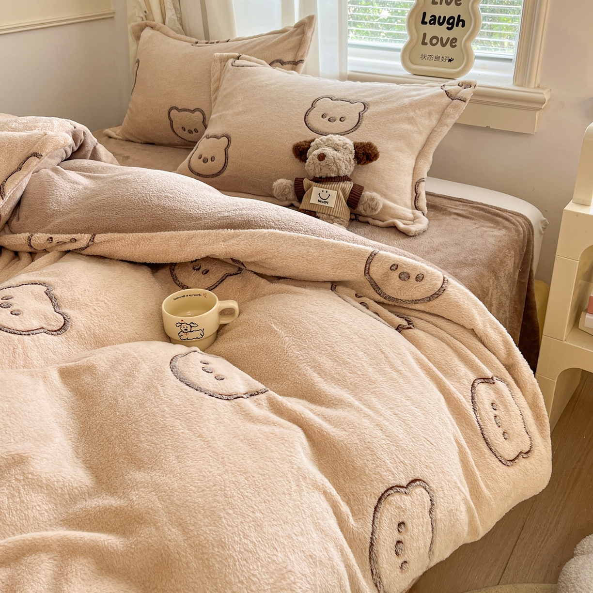 91家纺网 家纺一手货源 找家纺 川悦生活2025新款立体雪花绒印花大床四件套系列二场景二 曲奇小熊